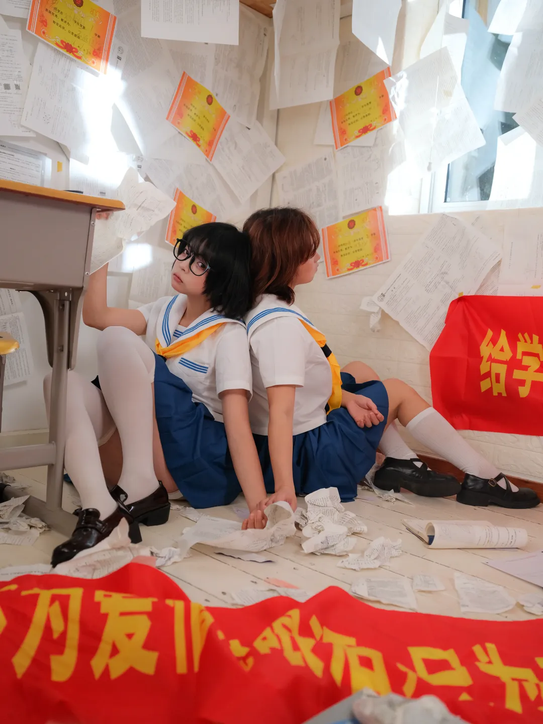 在漫天試卷裡拍了一組JK制服夢核寫真 - 第 8 張