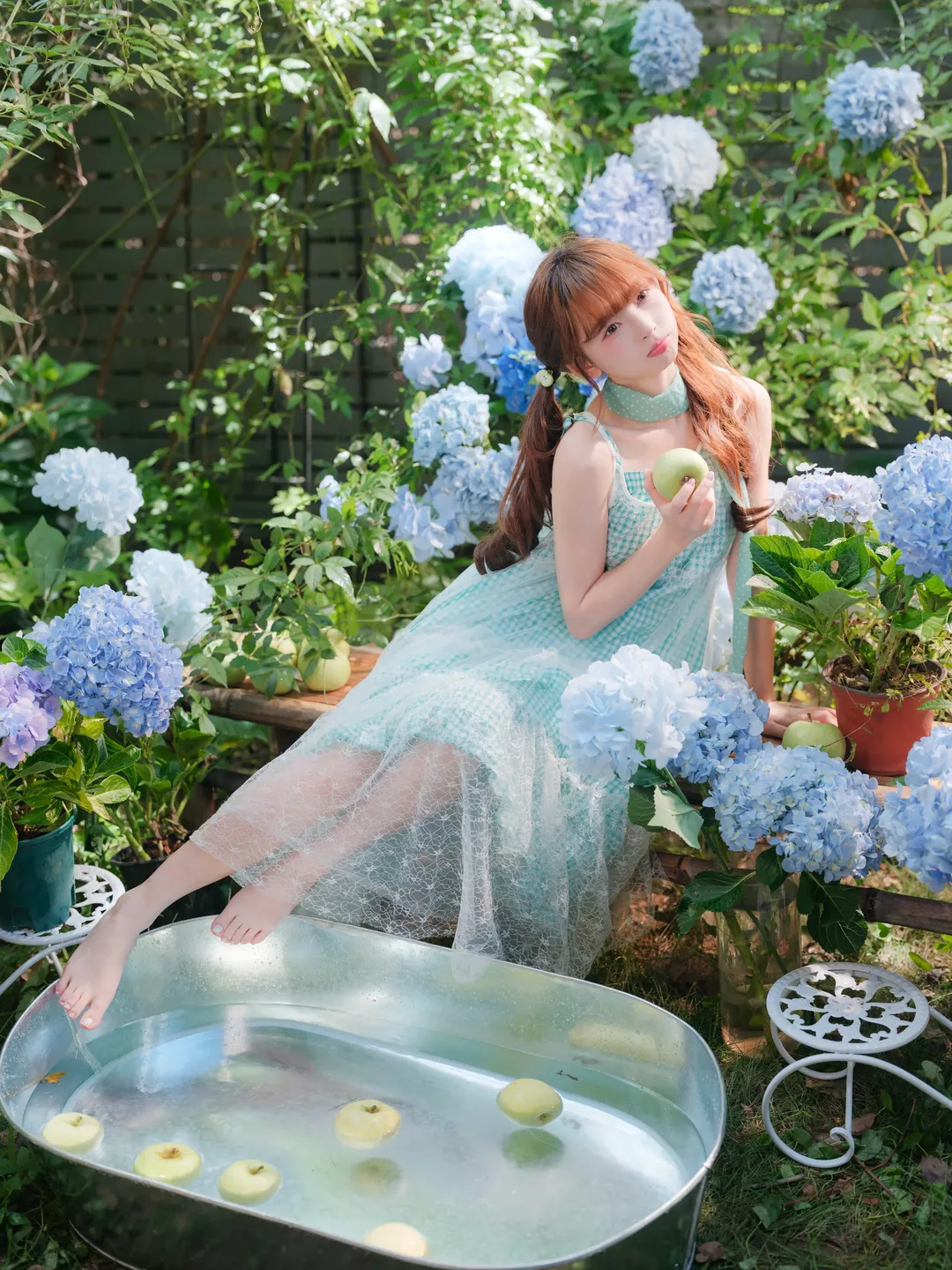 青苹果与蓝绣球的夏日花园，森系绿裙少女的摄影会记录 - 第 3 张