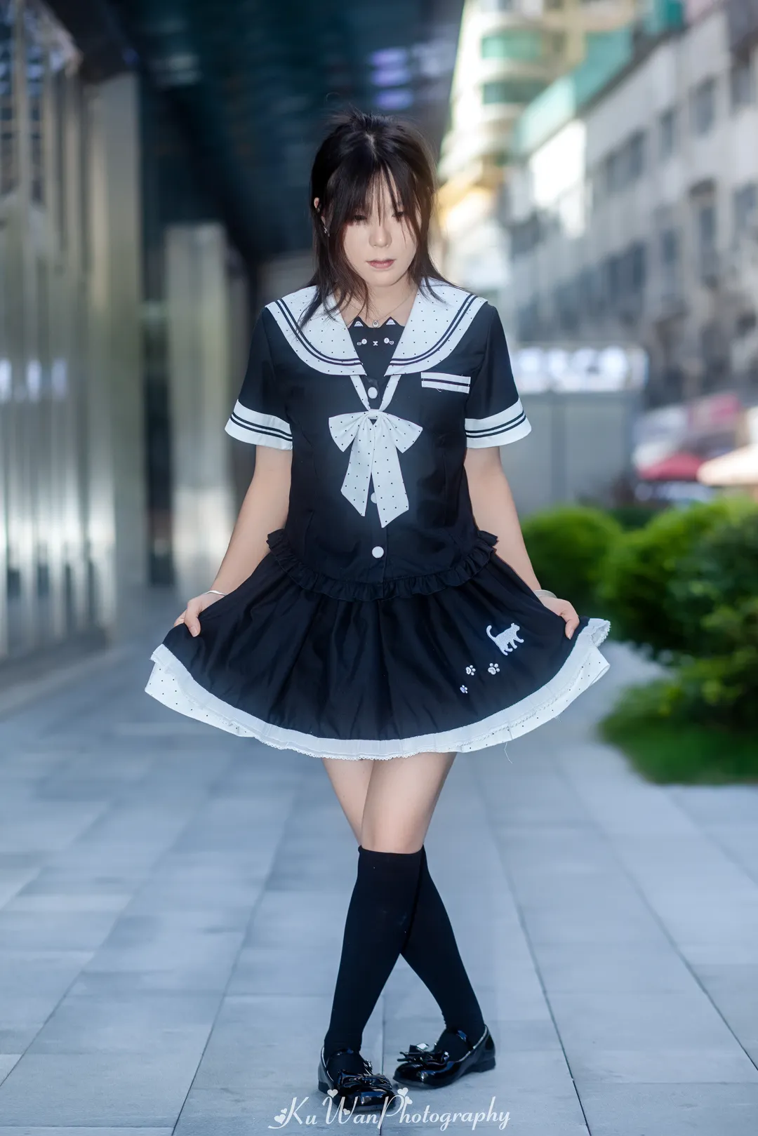 藏在街巷里的温柔学妹，水手服与猫咪元素的青春气息 - 第 1 张