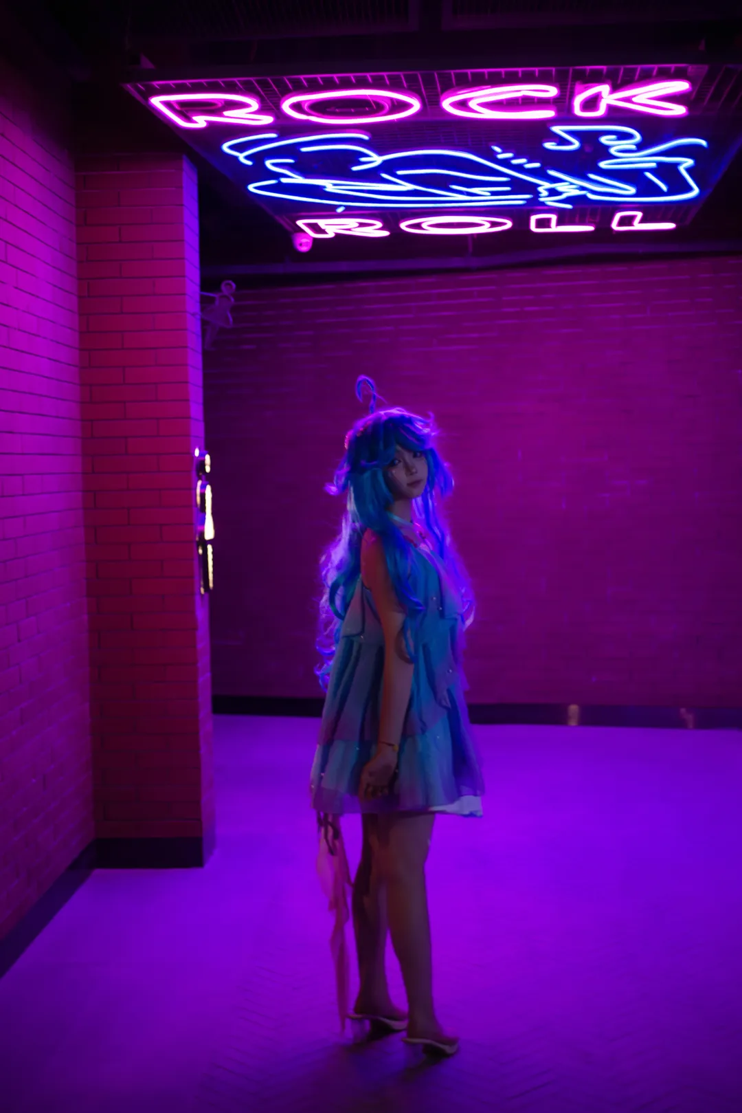 【朵莉亚cos】深海人鱼在霓虹夜色中的触碰 - 第 2 张