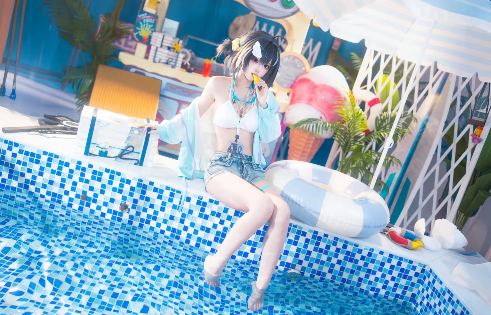 【羽毛笔cos】明日方舟的夏日清凉，泳池边的绝佳节奏 - 第 1 张