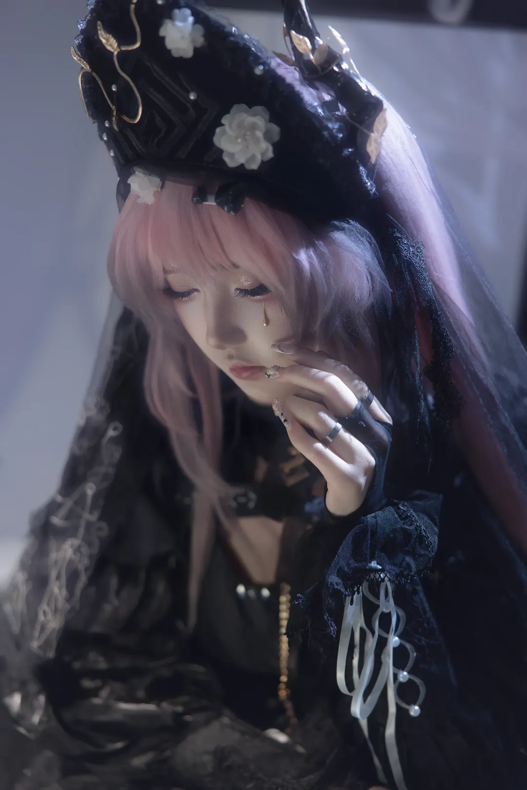 特蕾西娅cos 明日方舟魔王追悼 月行水上垂眸瞬间 - 第 1 张