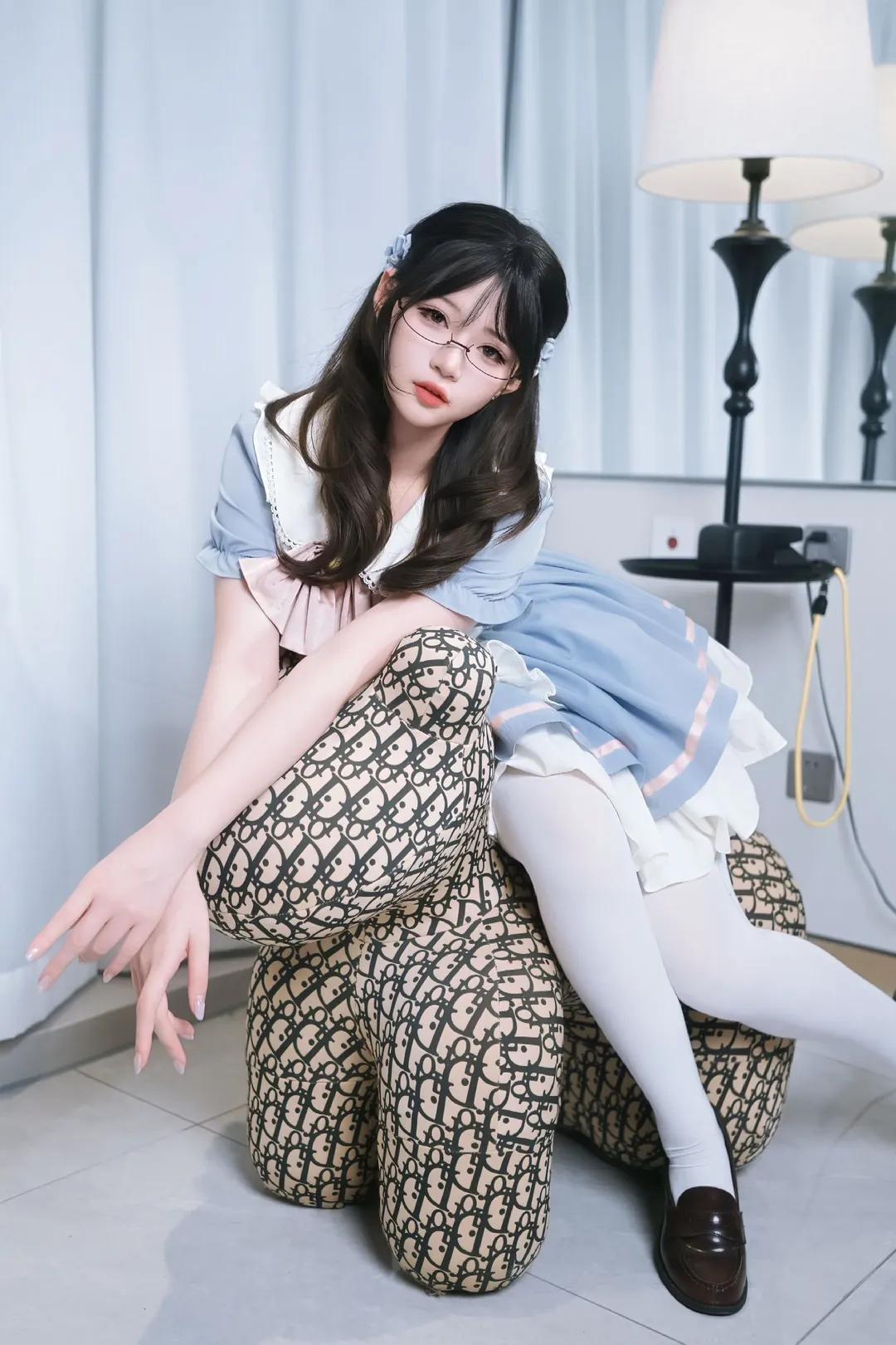 浅蓝洋装搭配白丝，今天是乖巧眼镜小甜豆 - 第 5 张