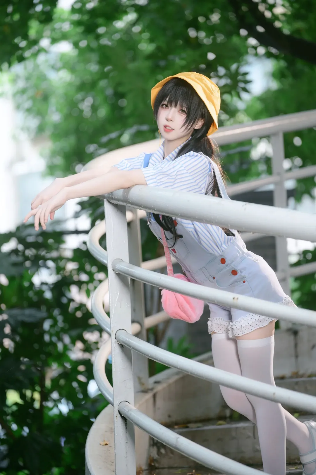 绿意包围的森系写真，蓝白条纹背带裤搭配白丝过膝袜 - 第 2 张