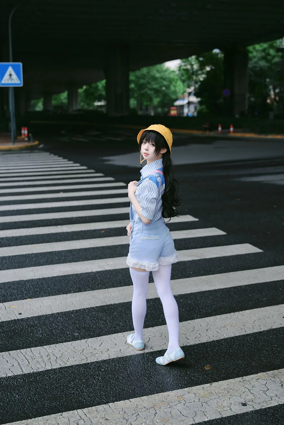 日系街頭小黃帽穿搭，幼稚園小朋友的過馬路日常