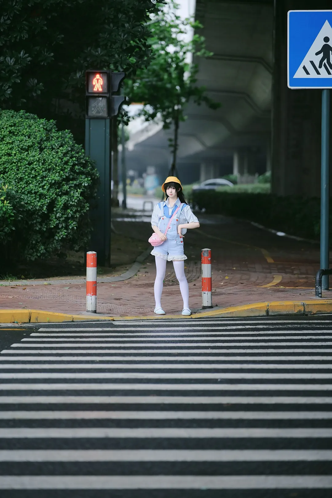 日系街头小黄帽穿搭，幼稚园小朋友的过马路日常 - 第 2 张