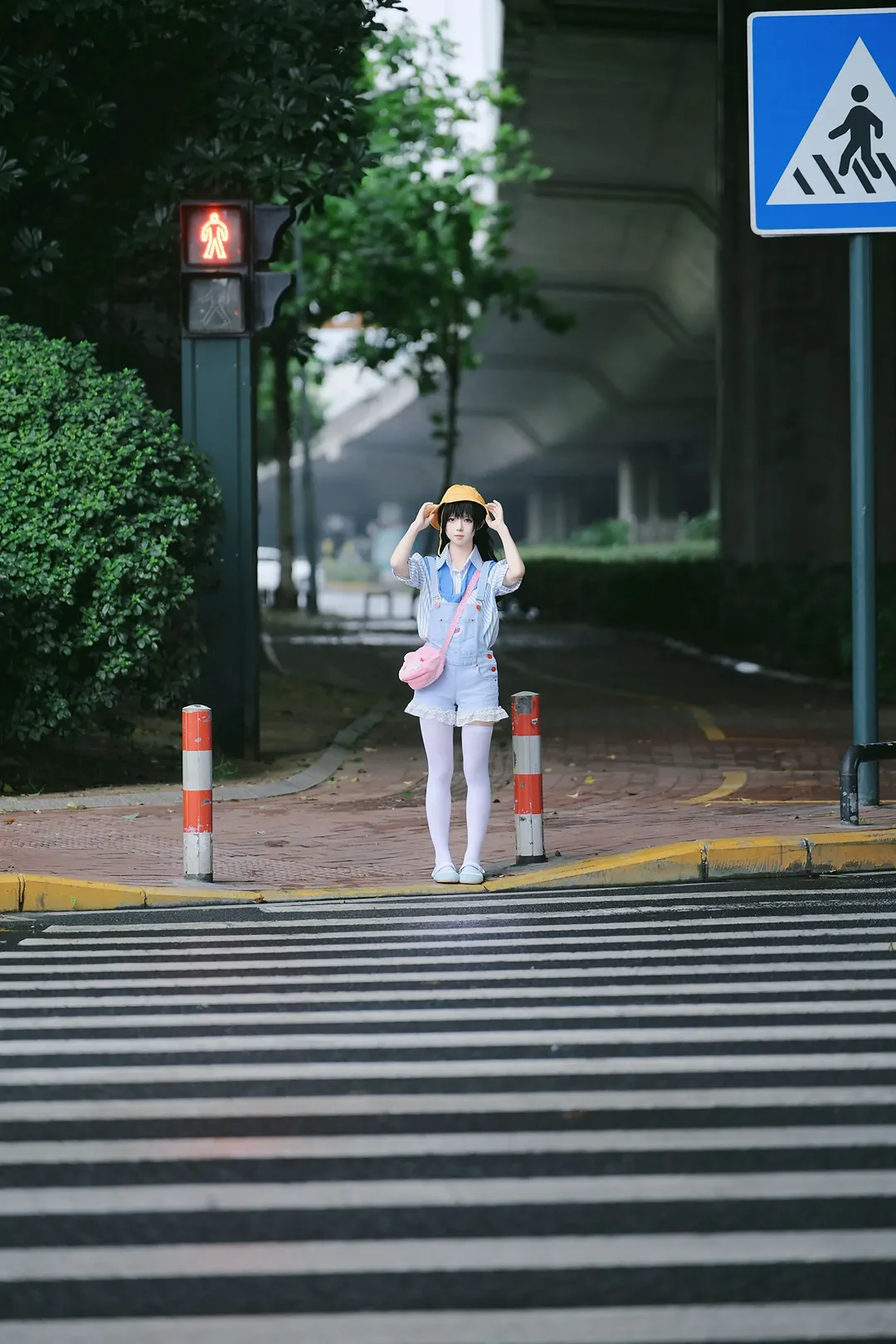 日系街头小黄帽穿搭，幼稚园小朋友的过马路日常 - 第 3 张