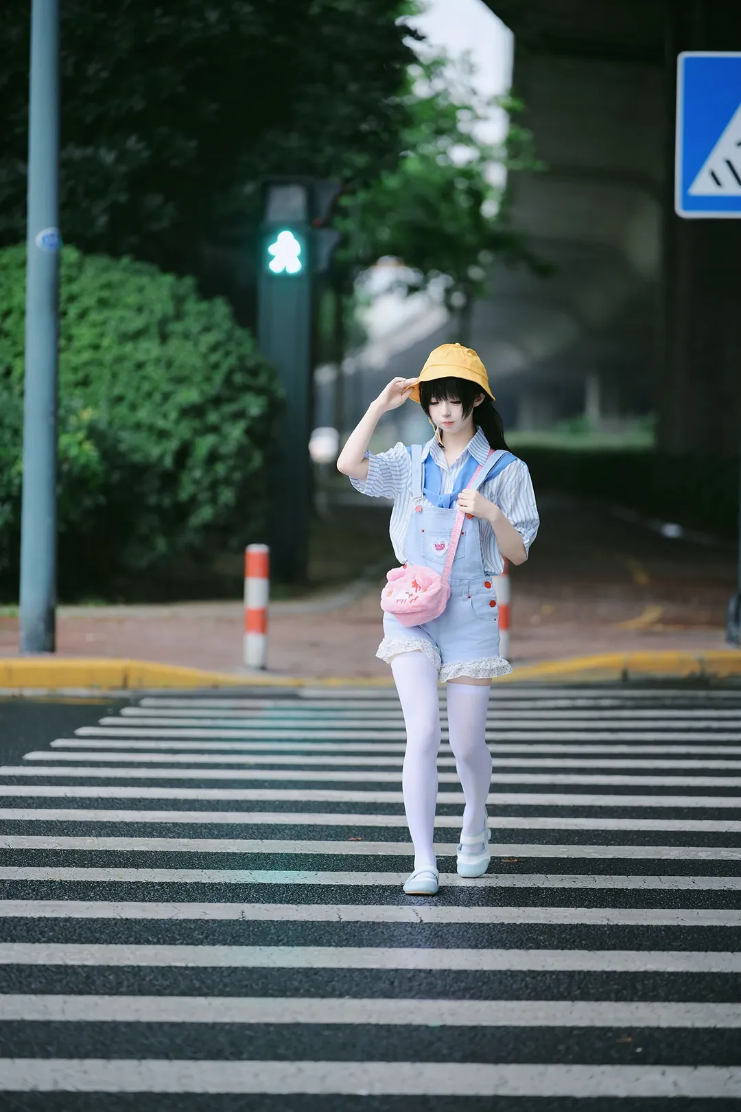日系街头小黄帽穿搭，幼稚园小朋友的过马路日常 - 第 4 张