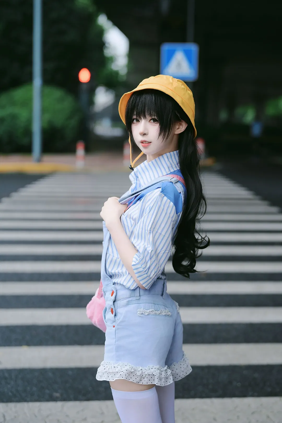 日系街头小黄帽穿搭，幼稚园小朋友的过马路日常 - 第 5 张