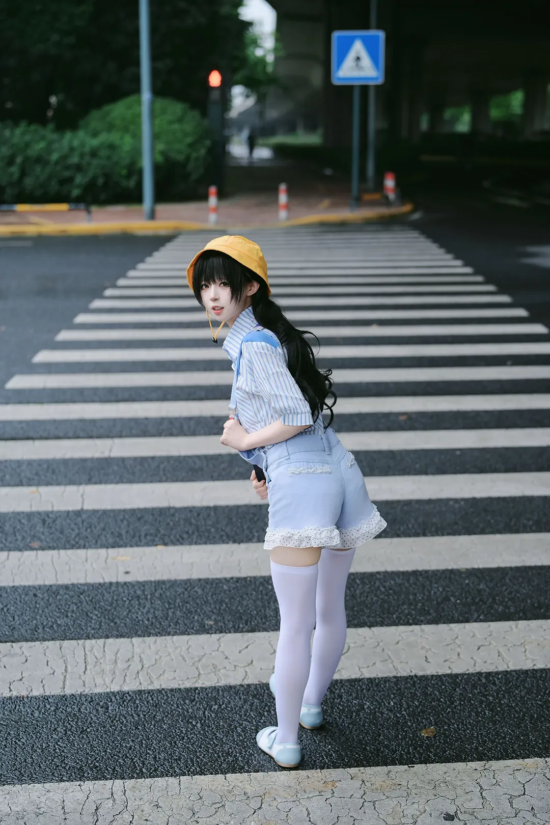 日系街头小黄帽穿搭，幼稚园小朋友的过马路日常 - 第 6 张