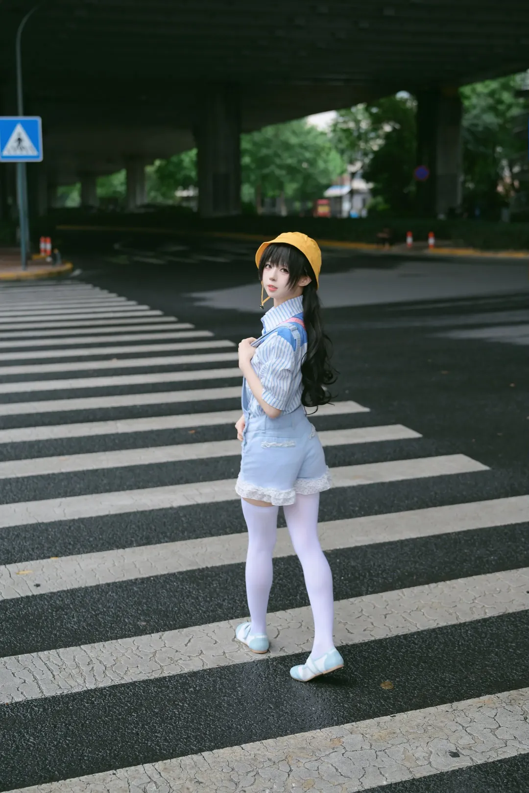 日系街头小黄帽穿搭，幼稚园小朋友的过马路日常 - 第 7 张