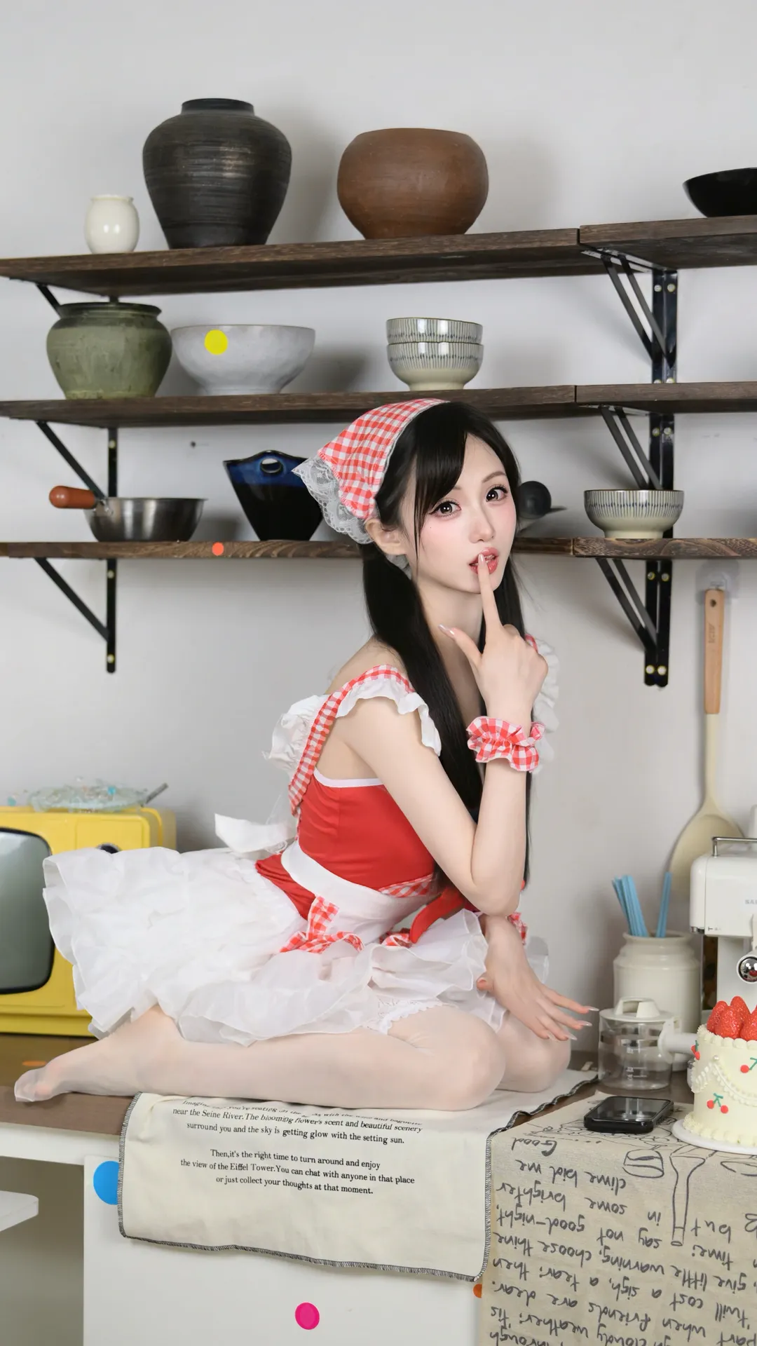 厨房里的红白格子女仆装，甜度与搞怪并存 - 第 3 张