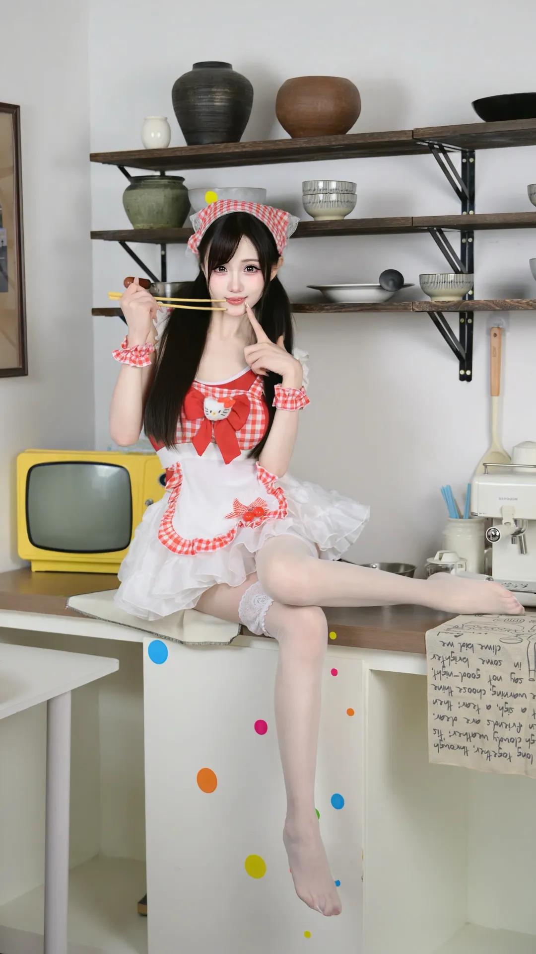 红白格子女仆装小厨娘，厨房里的元气甜妹日常 - 第 2 张