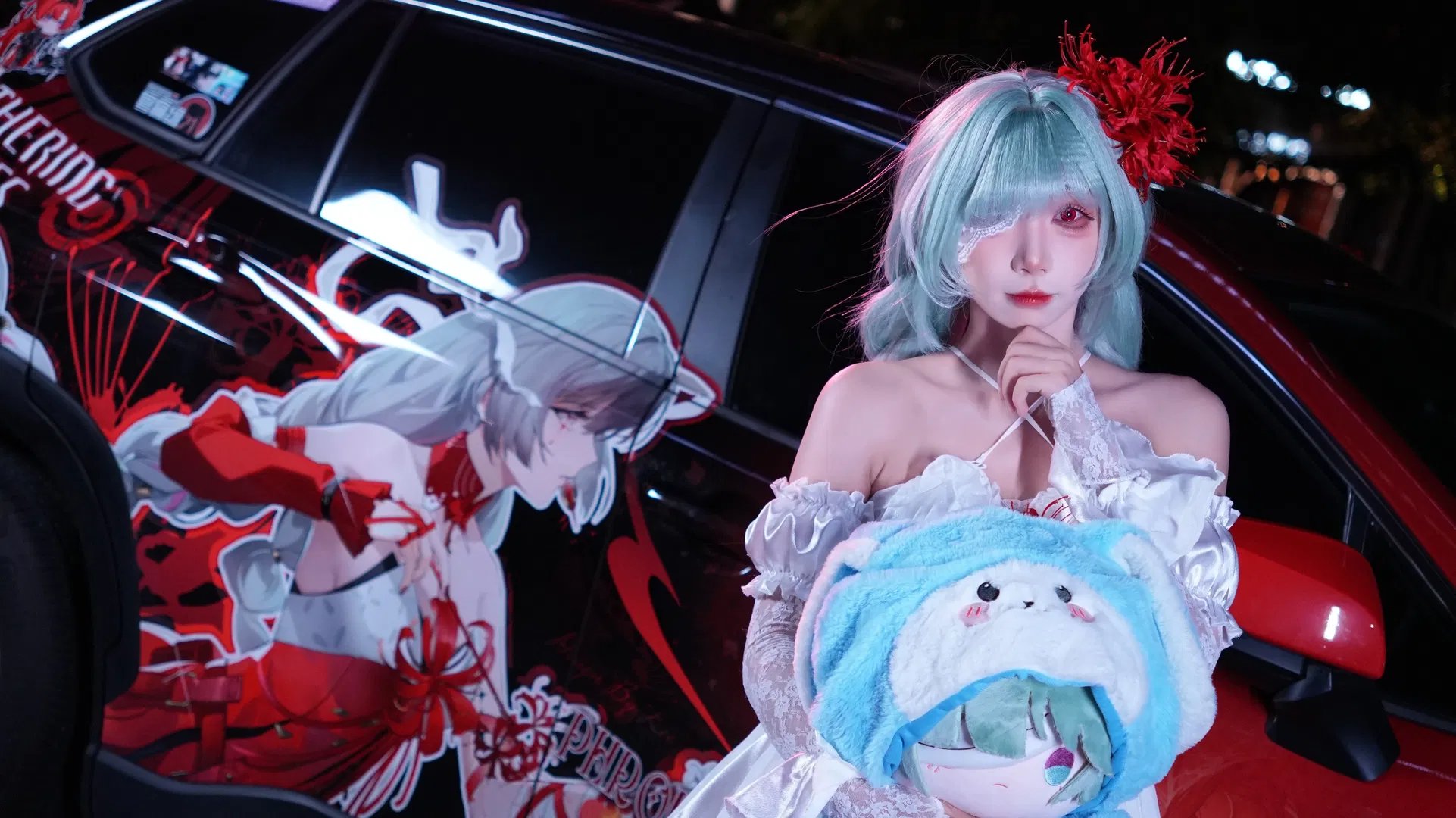 【弗洛洛cos】鸣潮痛车场照，夜色里的白色长裙 - 第 1 张