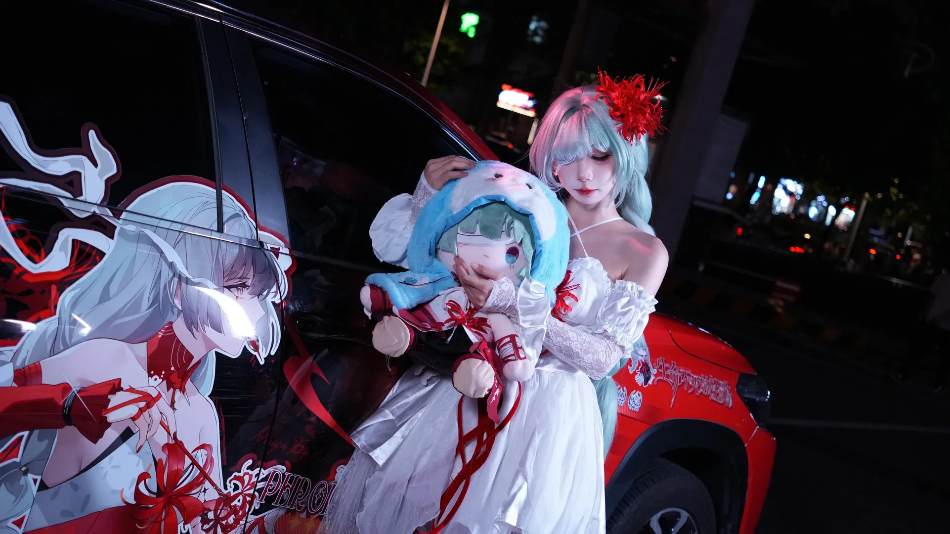 【弗洛洛cos】鸣潮痛车场照，夜色里的白色长裙 - 第 2 张