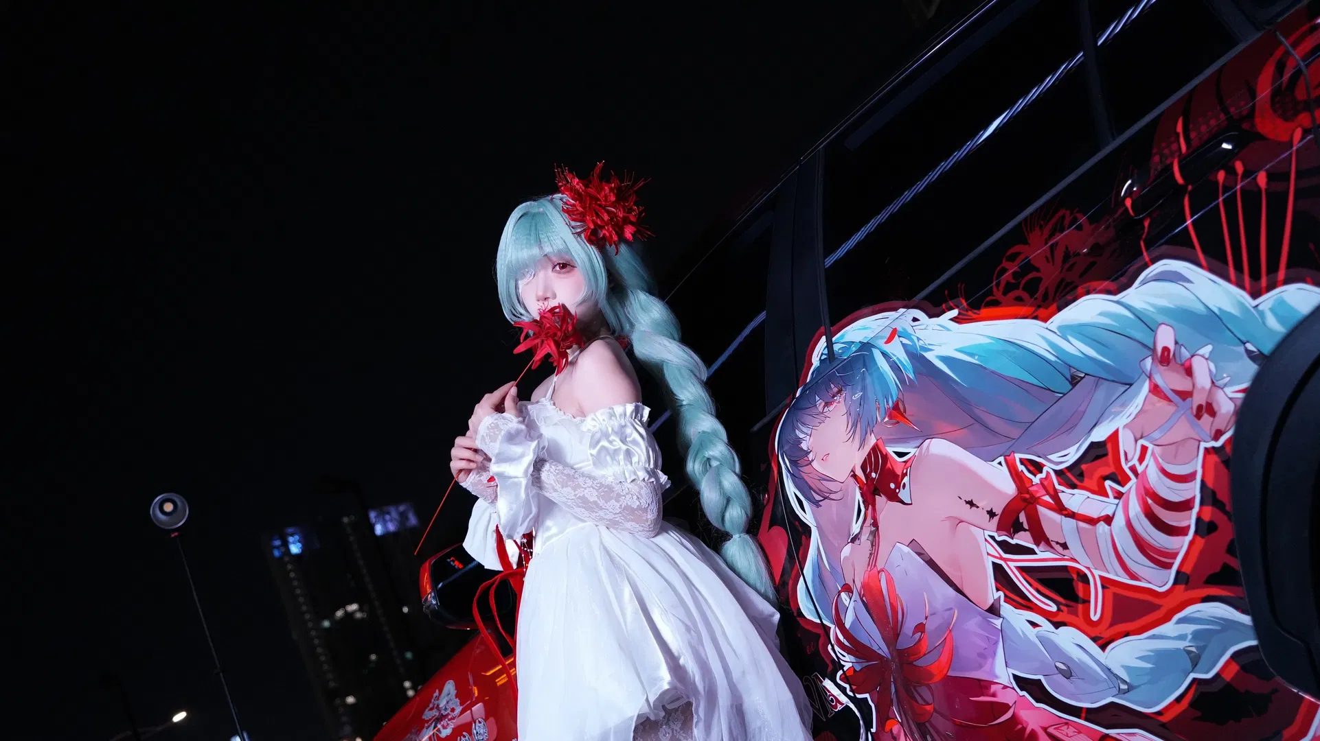 【弗洛洛cos】鸣潮痛车场照，夜色里的白色长裙 - 第 5 张