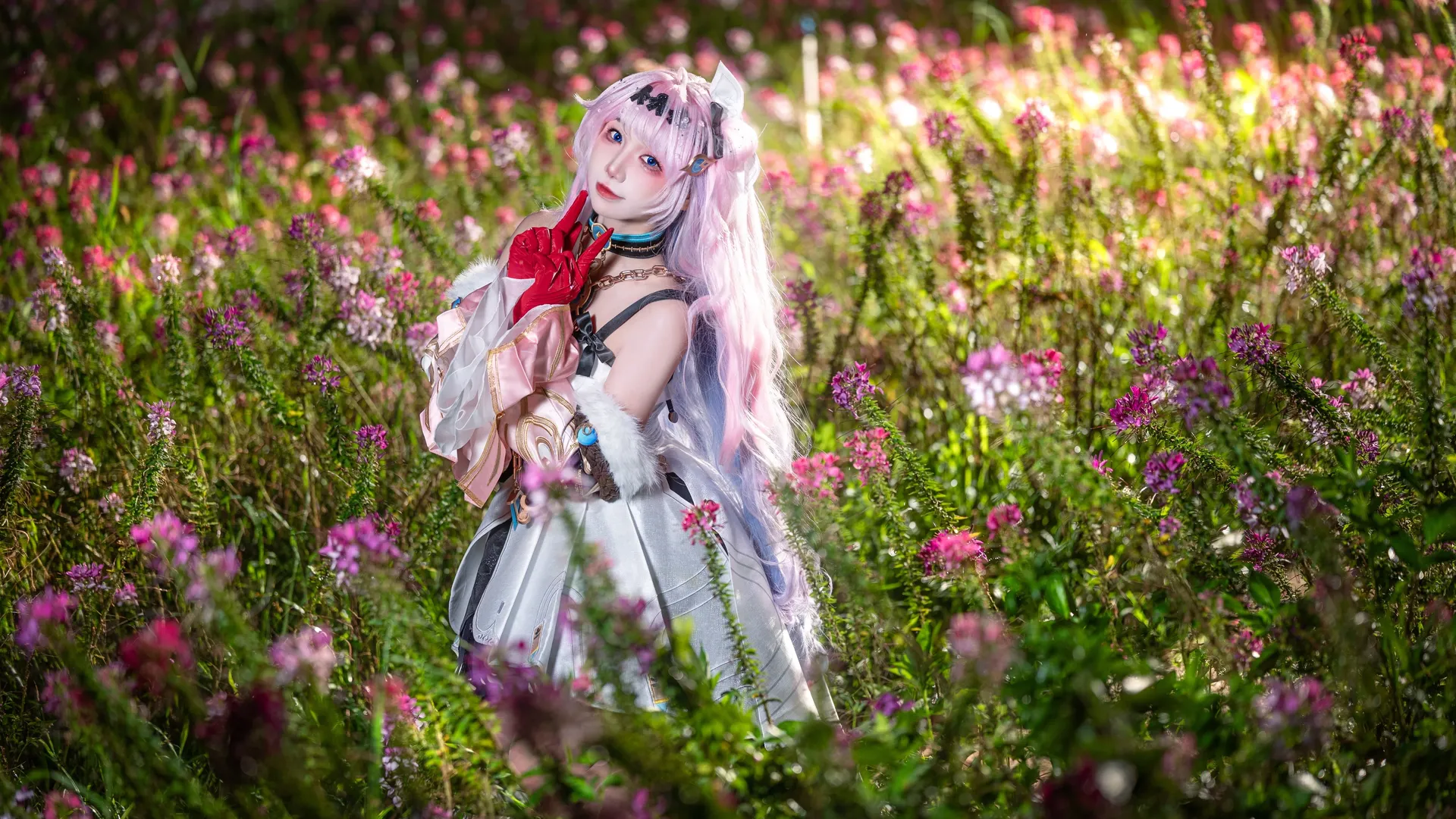 【达妮娅cos】鸣潮花海夜景的拍照姿势与光影分享 - 第 1 张