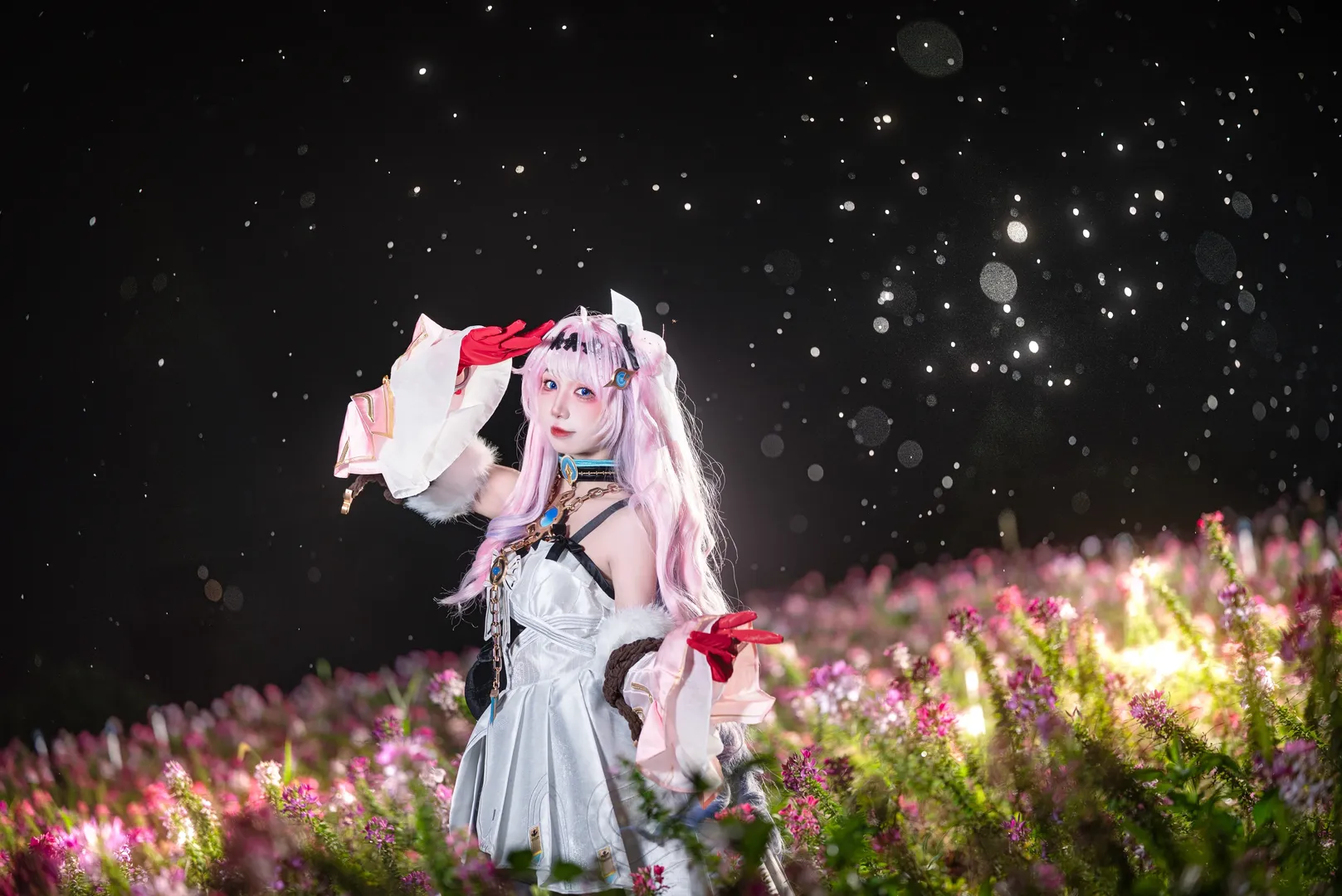 【达妮娅cos】鸣潮花海夜景的拍照姿势与光影分享 - 第 3 张