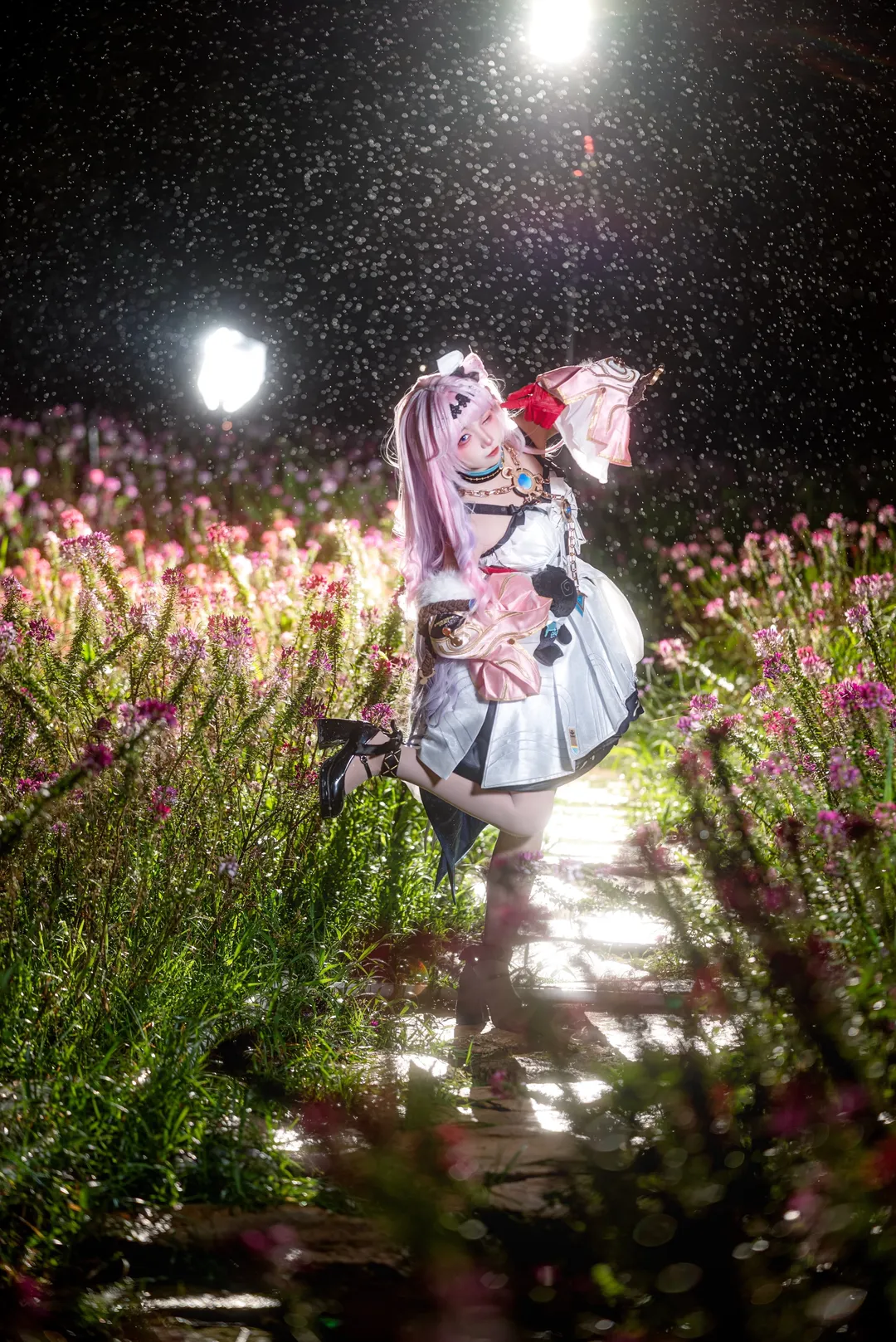 【达妮娅cos】鸣潮花海夜景的拍照姿势与光影分享 - 第 4 张