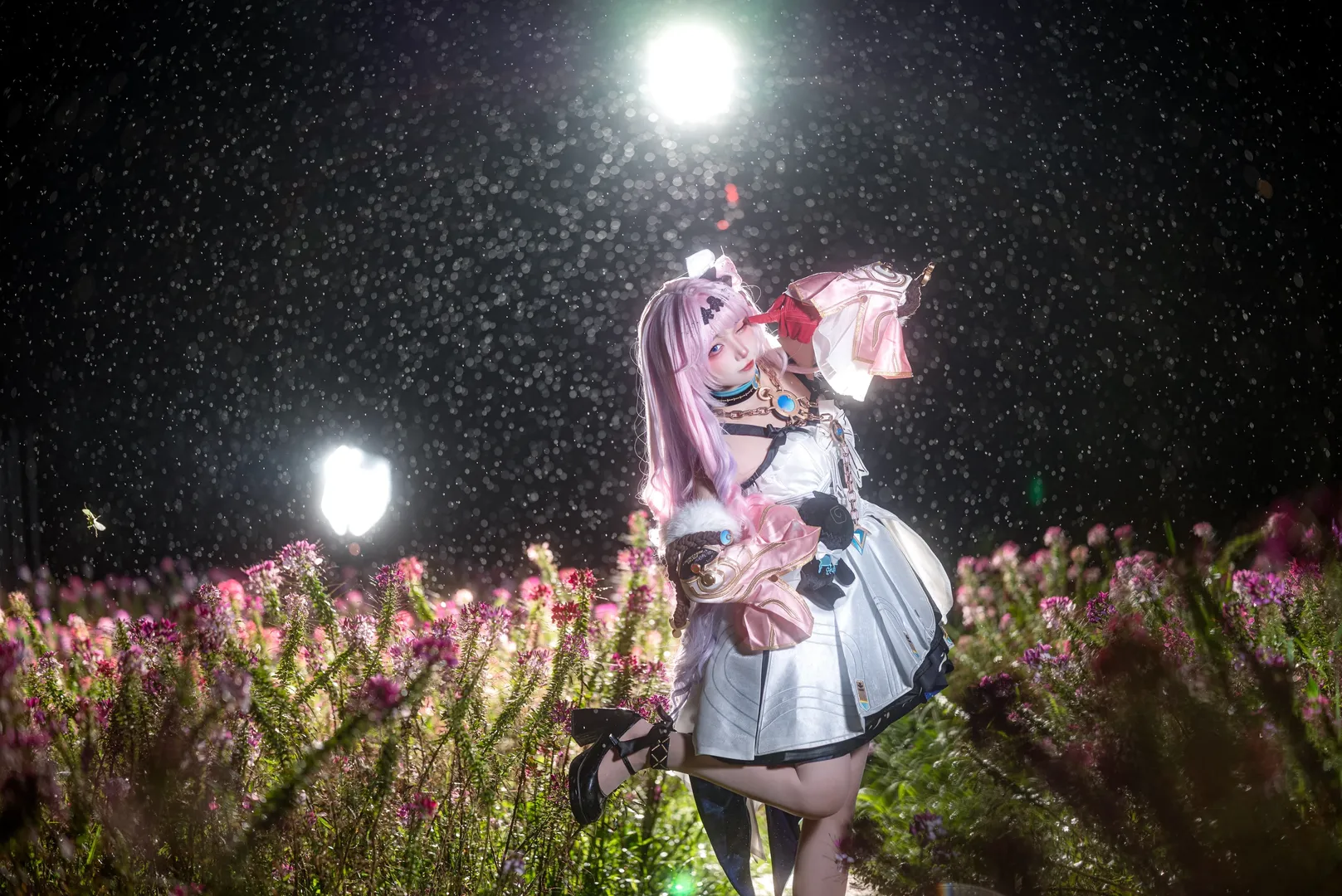 【达妮娅cos】鸣潮花海夜景的拍照姿势与光影分享 - 第 6 张