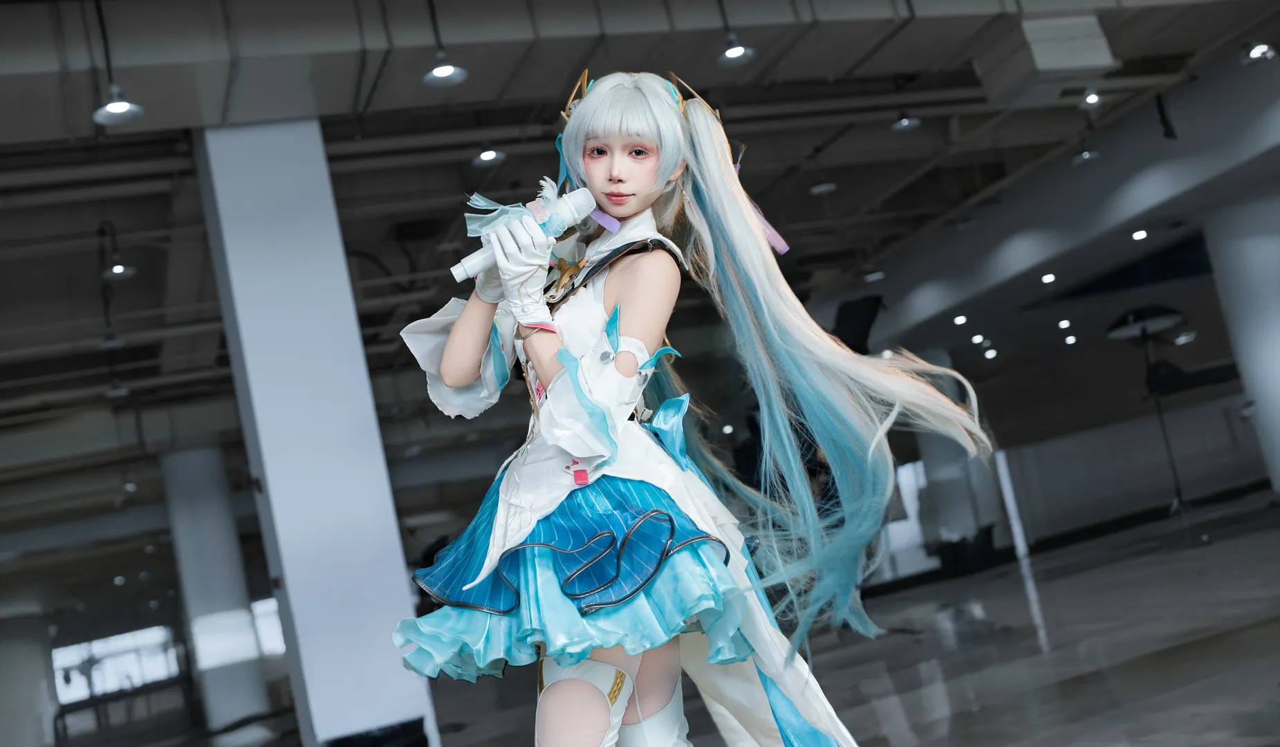 【今汐cos】鳴潮演唱會場照的瞬間，記錄舞臺上的小偶像 - 第 3 張
