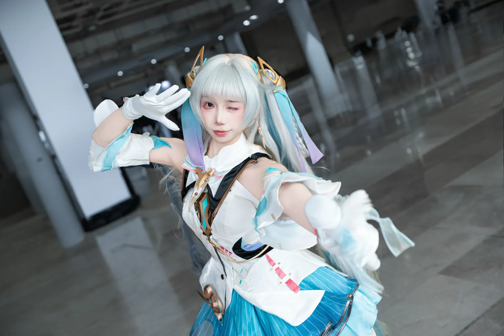 【今汐cos】鳴潮演唱會場照的瞬間，記錄舞臺上的小偶像 - 第 8 張