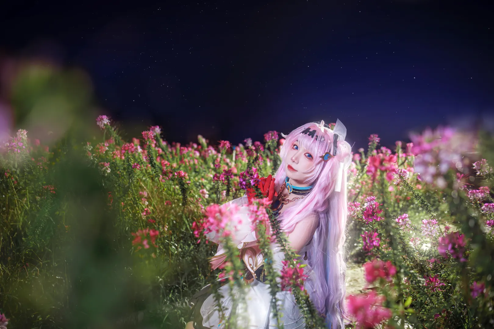 【达妮娅cos】鸣潮夜色蔷薇花海，夜景闪光灯下的氛围感 - 第 10 张