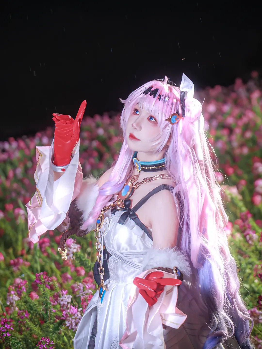 【达妮娅cos】鸣潮夜色蔷薇花海，夜景闪光灯下的氛围感 - 第 2 张