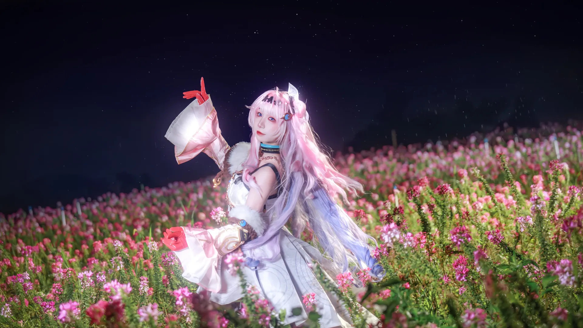 【达妮娅cos】鸣潮夜色蔷薇花海，夜景闪光灯下的氛围感 - 第 3 张