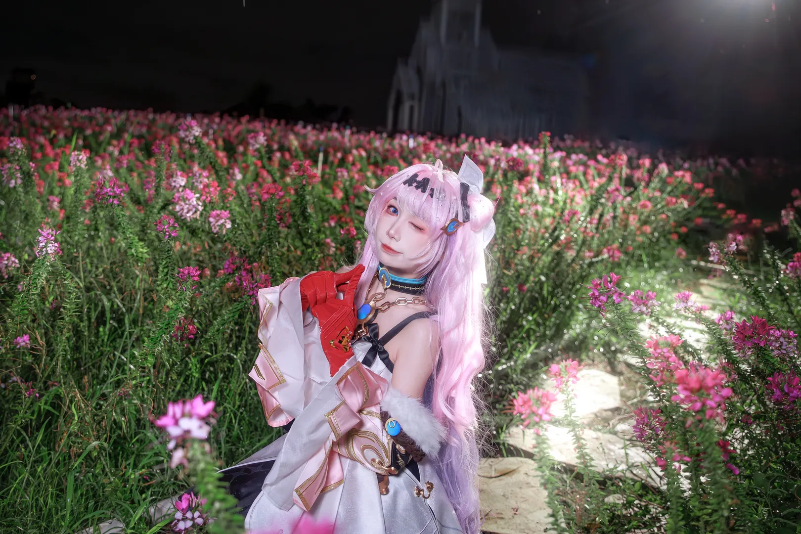 【达妮娅cos】鸣潮夜色蔷薇花海，夜景闪光灯下的氛围感 - 第 6 张