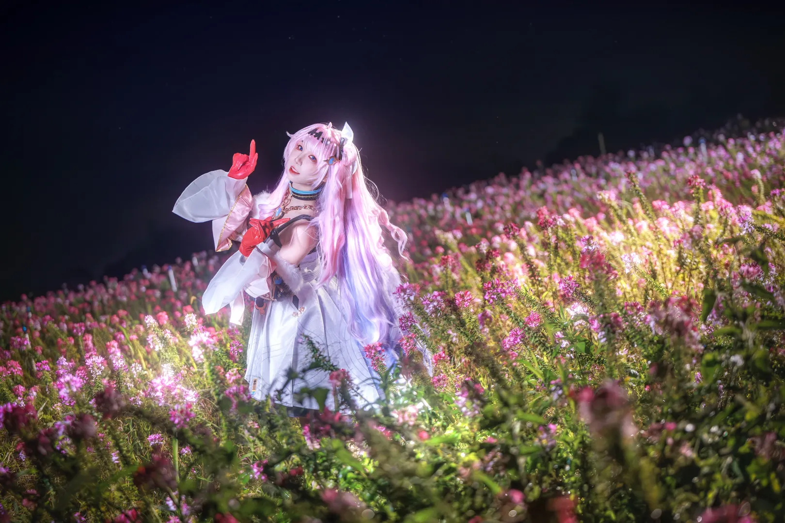 【达妮娅cos】鸣潮夜色蔷薇花海，夜景闪光灯下的氛围感 - 第 8 张