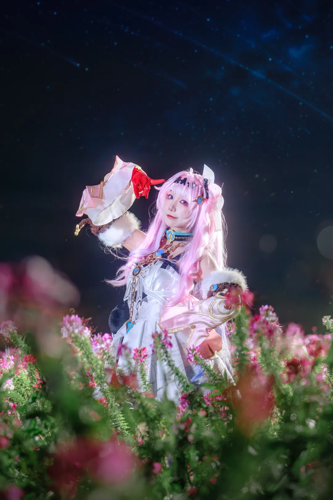 【达妮娅cos】鸣潮夜色蔷薇花海，夜景闪光灯下的氛围感 - 第 9 张