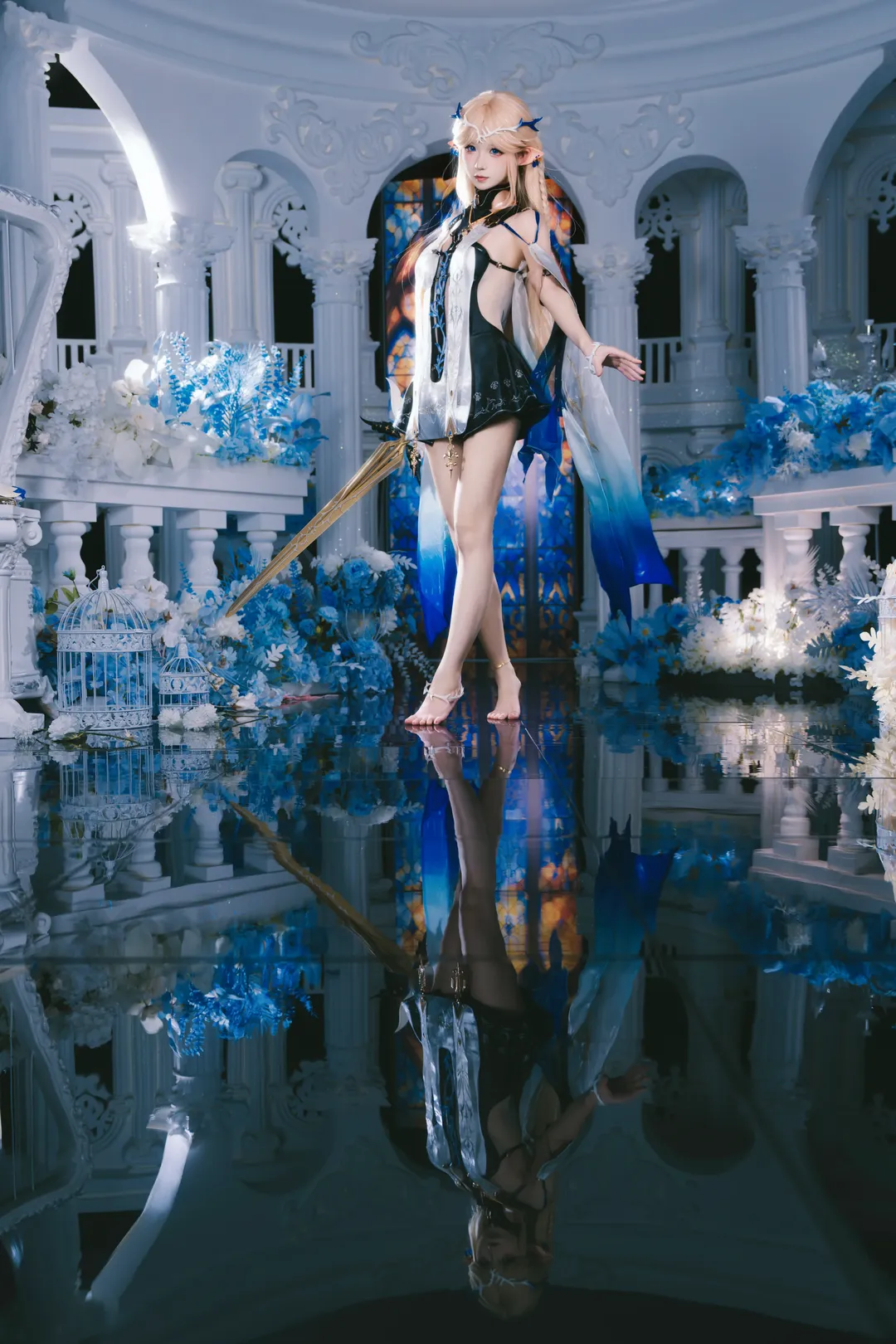 【卡提希婭cos】踏入鏡面殿堂，指尖流淌的白色魔力與藍色幻影 - 第 3 張