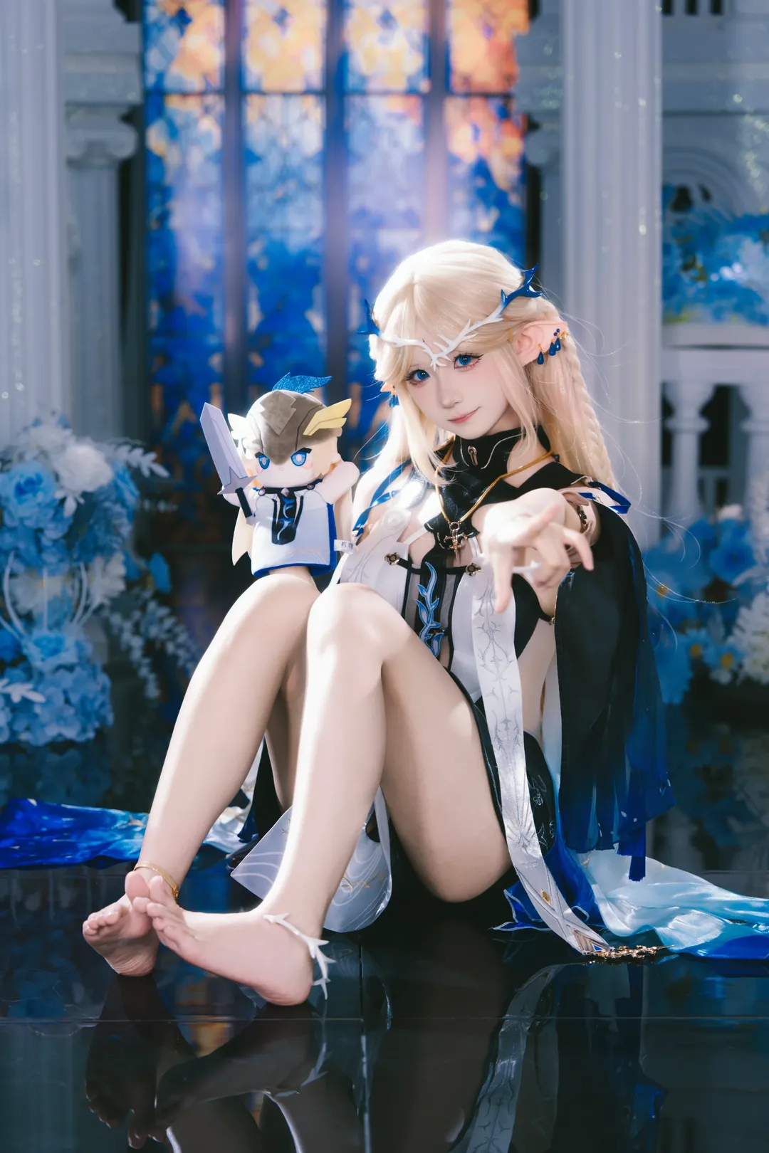 【卡提希婭cos】踏入鏡面殿堂，指尖流淌的白色魔力與藍色幻影 - 第 4 張