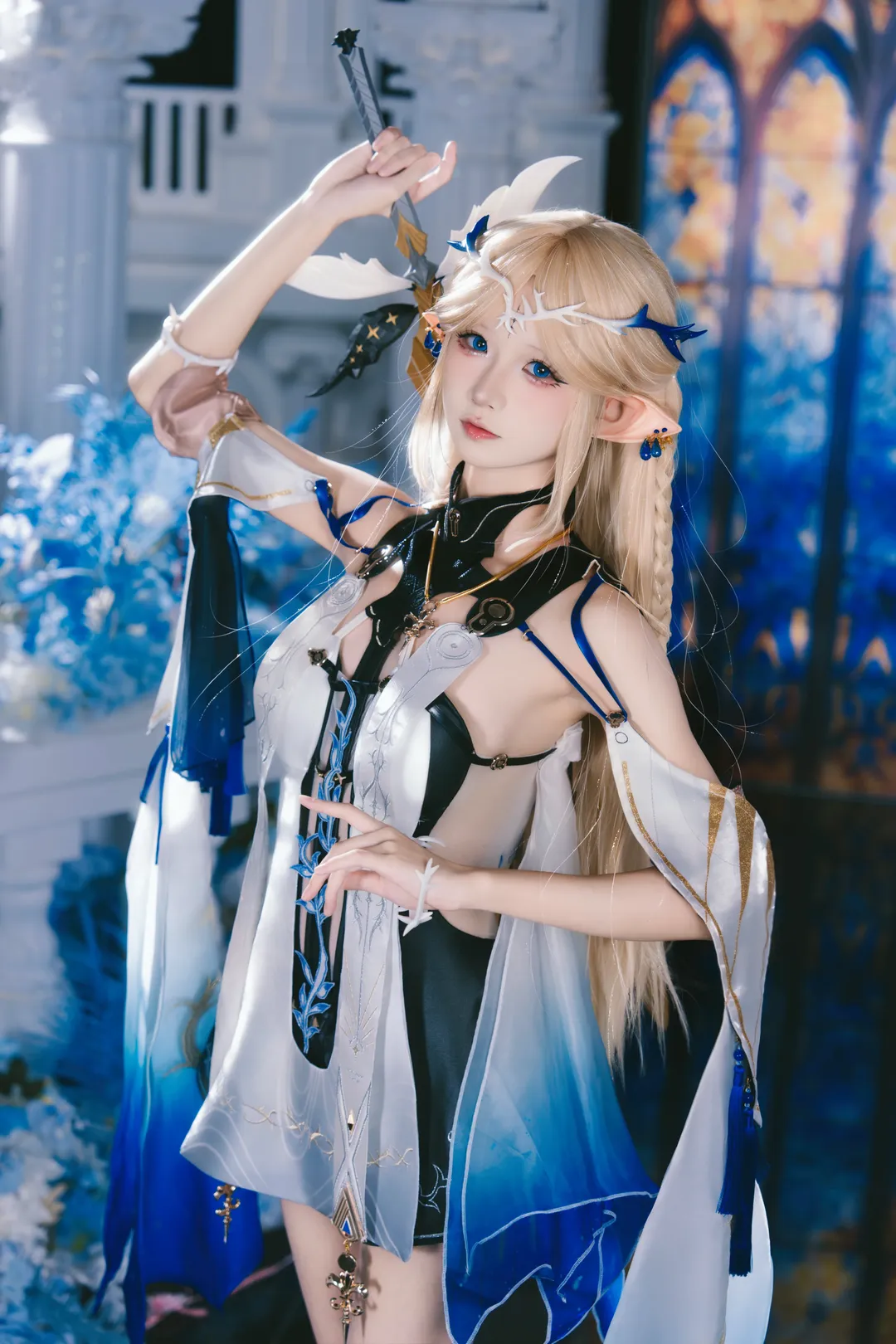 【卡提希婭cos】踏入鏡面殿堂，指尖流淌的白色魔力與藍色幻影 - 第 5 張