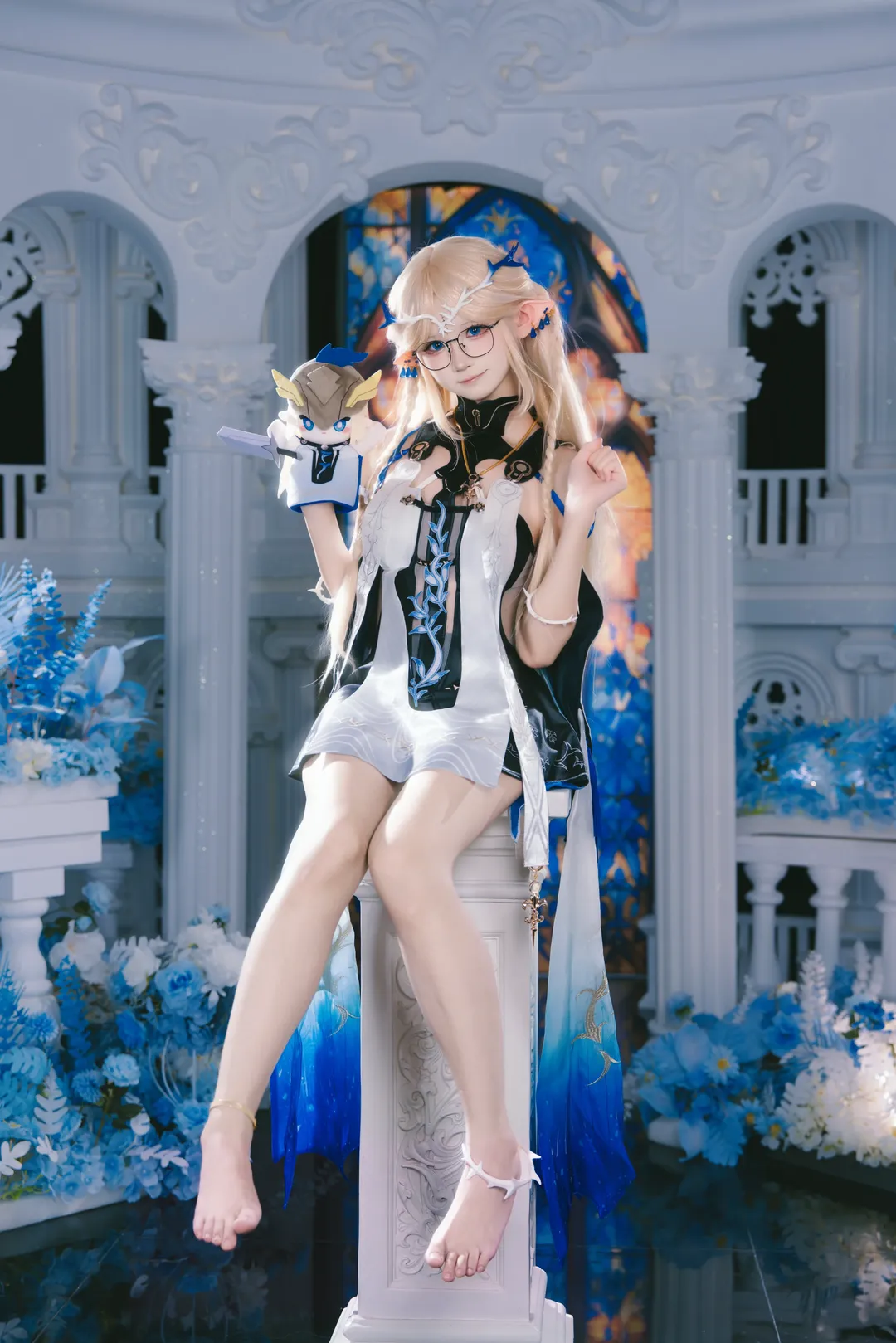 【卡提希婭cos】踏入鏡面殿堂，指尖流淌的白色魔力與藍色幻影 - 第 6 張