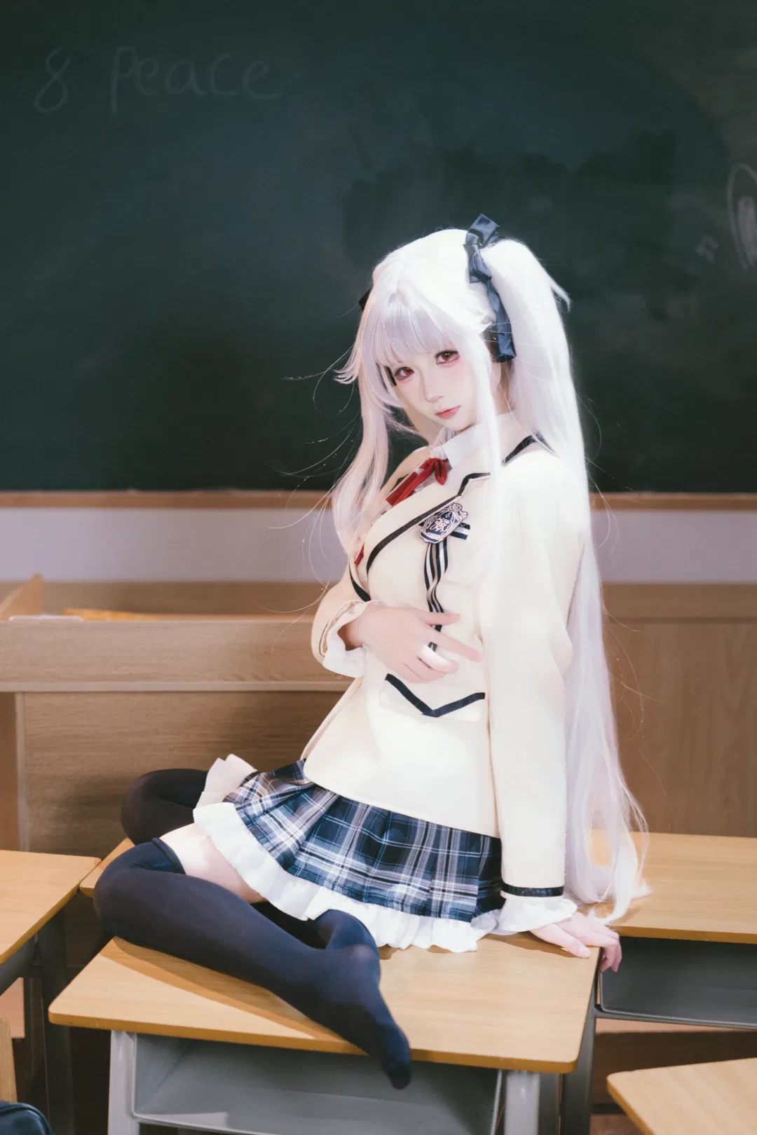 美少女万华镜篝之雾枝cos，教室里的白毛红瞳校服学妹 - 第 1 张