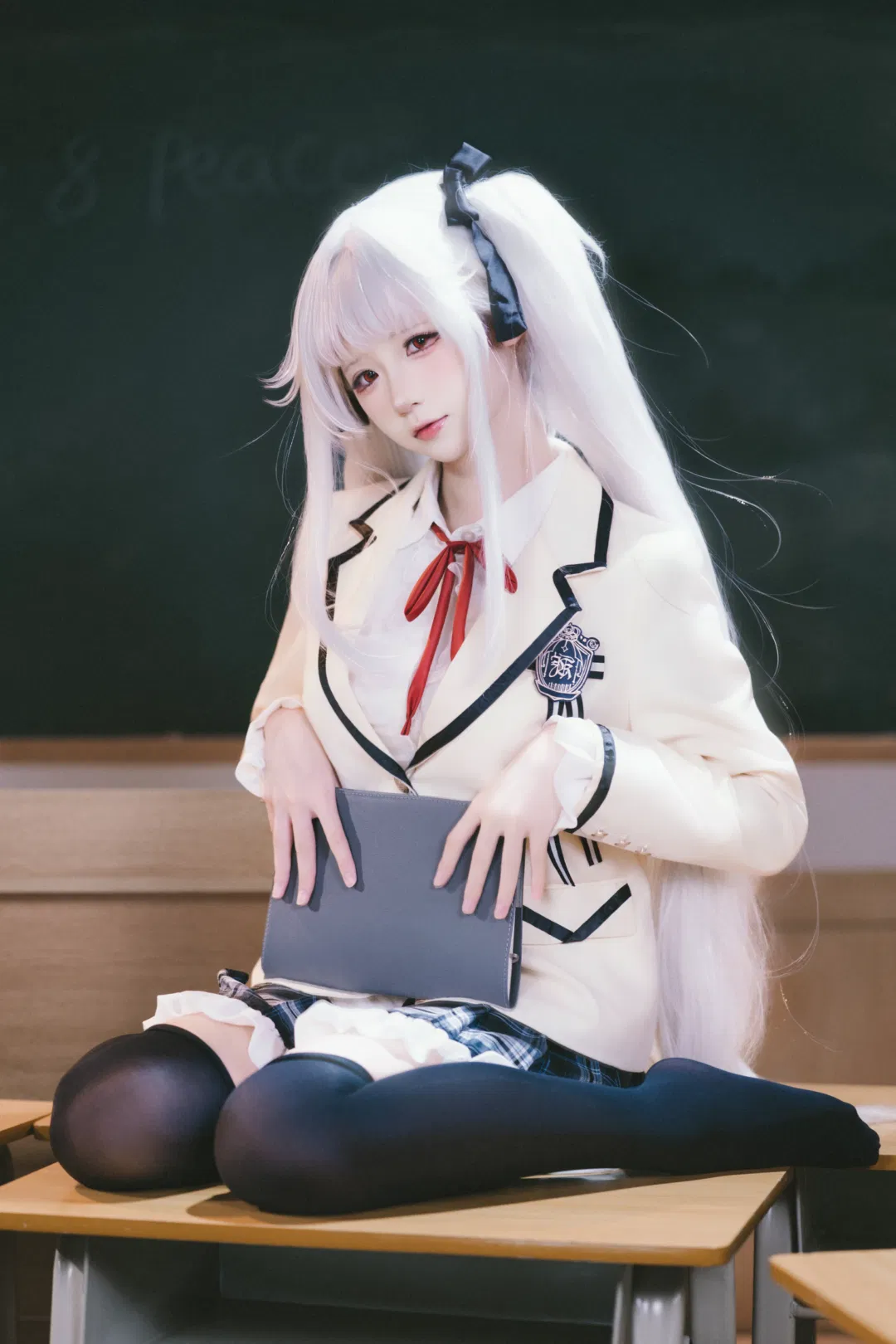美少女万华镜篝之雾枝cos，教室里的白毛红瞳校服学妹 - 第 2 张