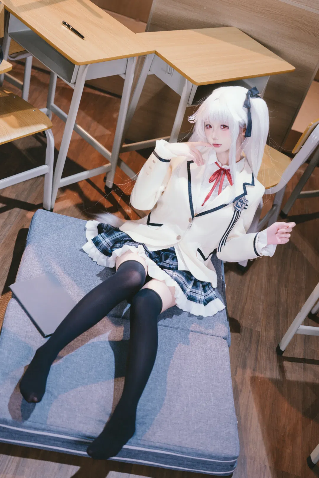 美少女万华镜篝之雾枝cos，教室里的白毛红瞳校服学妹 - 第 3 张