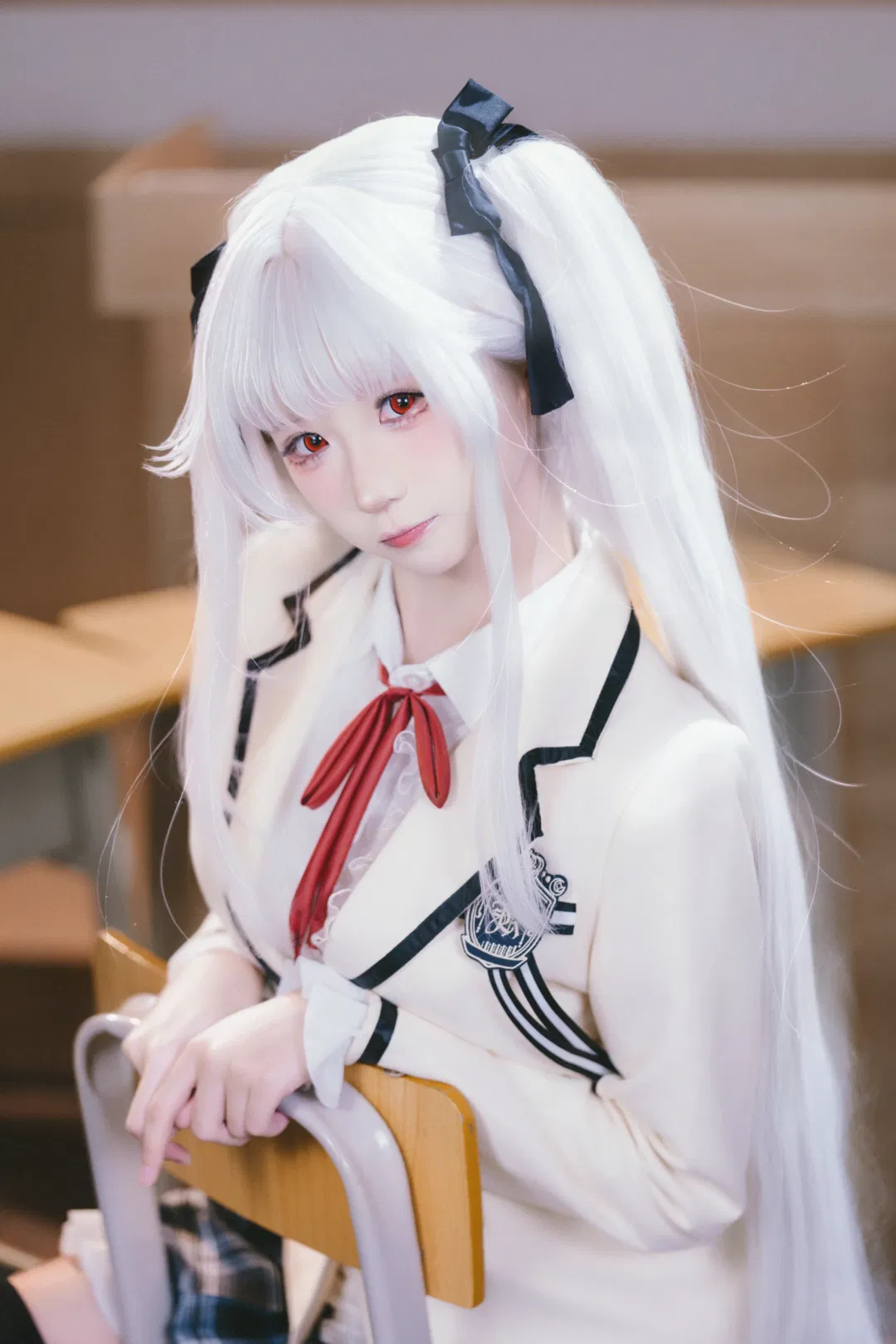 美少女万华镜篝之雾枝cos，教室里的白毛红瞳校服学妹 - 第 4 张