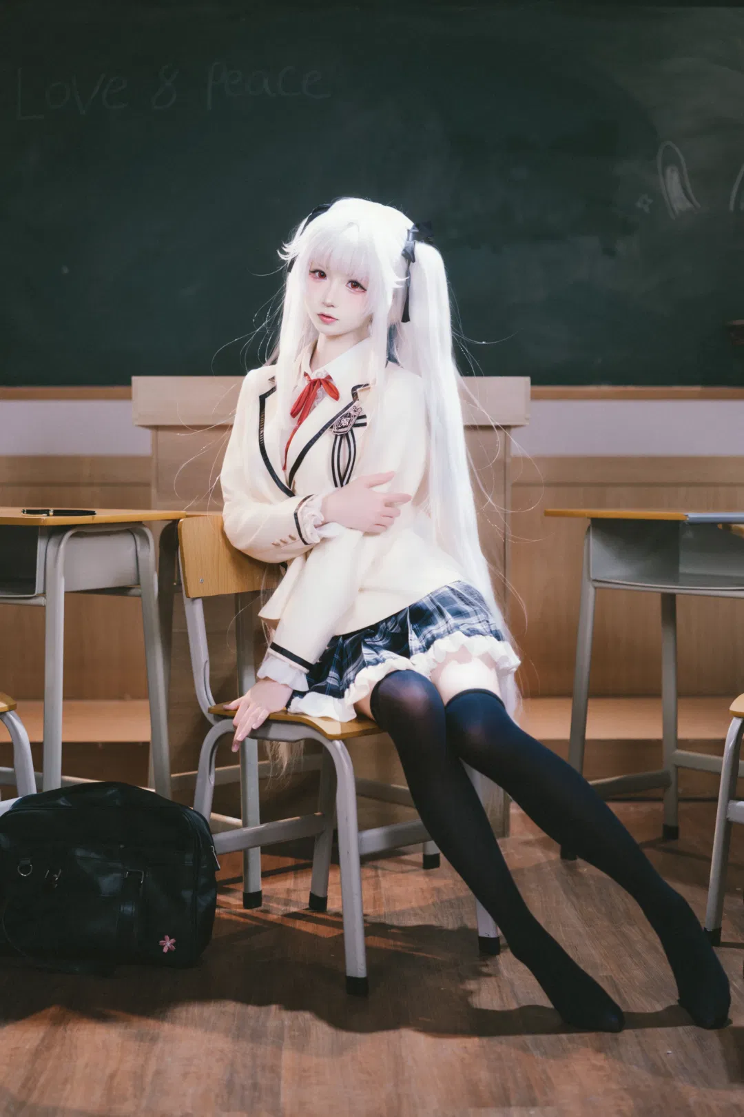 美少女万华镜篝之雾枝cos，教室里的白毛红瞳校服学妹 - 第 5 张