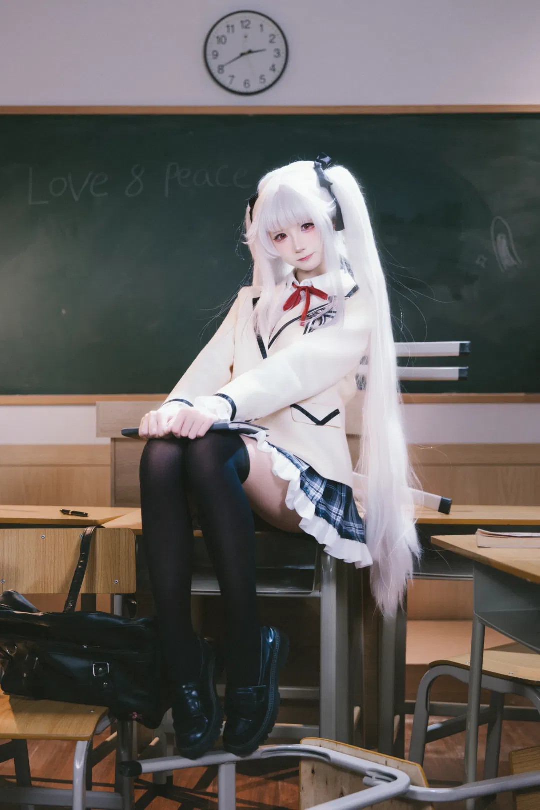 【篝之雾枝cos】美少女万华镜 教室里的银发制服少女 - 第 1 张