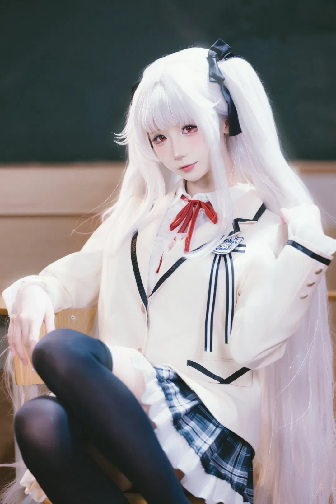 【篝之雾枝cos】美少女万华镜 教室里的银发制服少女 - 第 2 张
