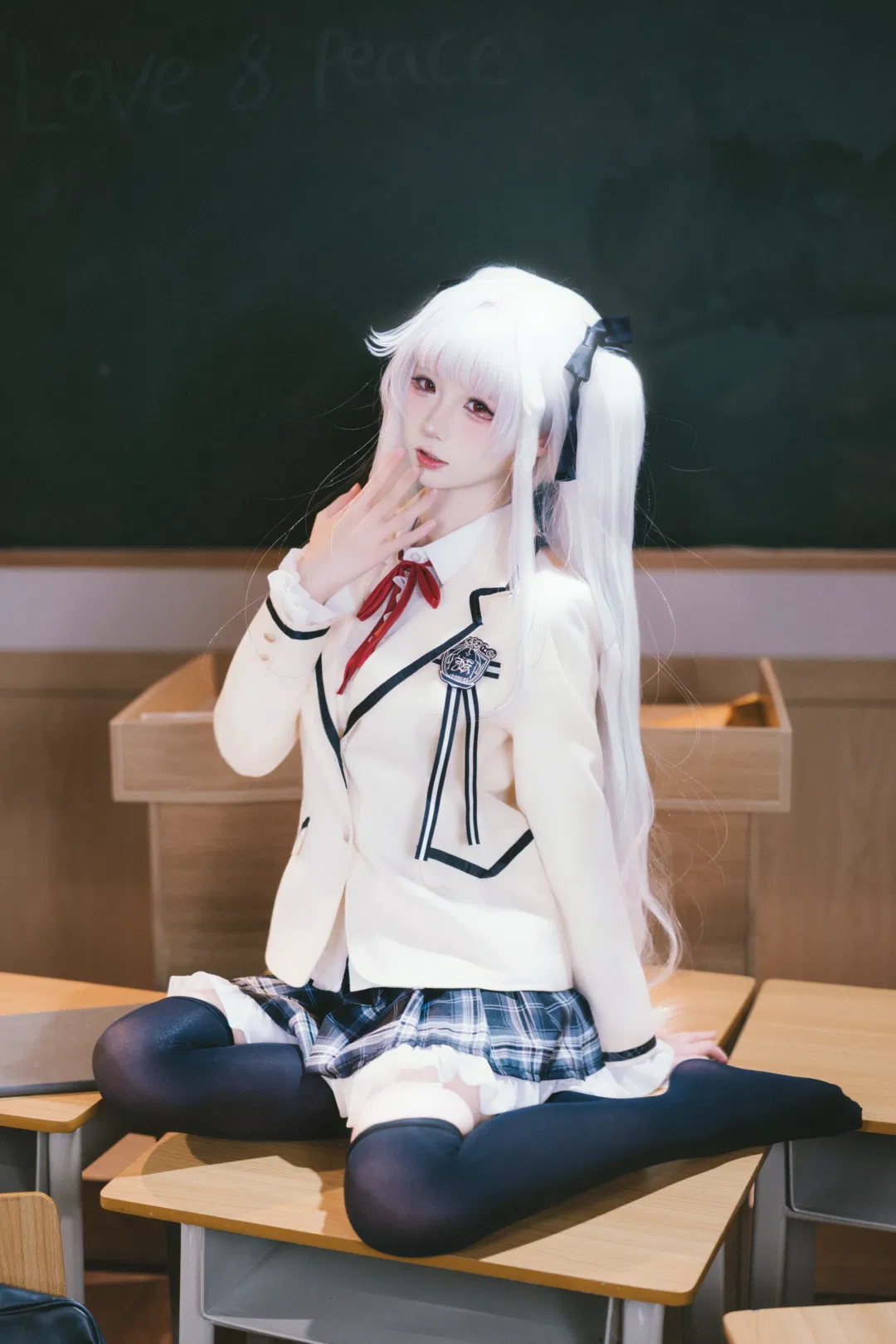 【篝之雾枝cos】美少女万华镜 教室里的银发制服少女 - 第 3 张