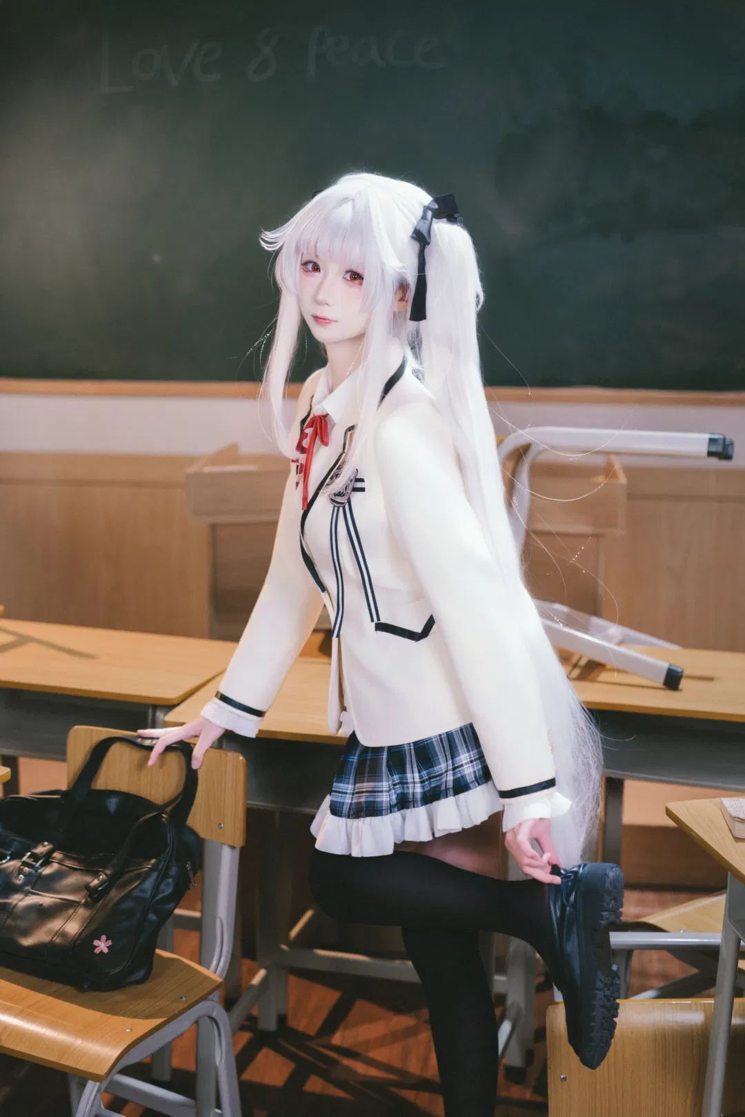 【篝之雾枝cos】美少女万华镜 教室里的银发制服少女 - 第 4 张