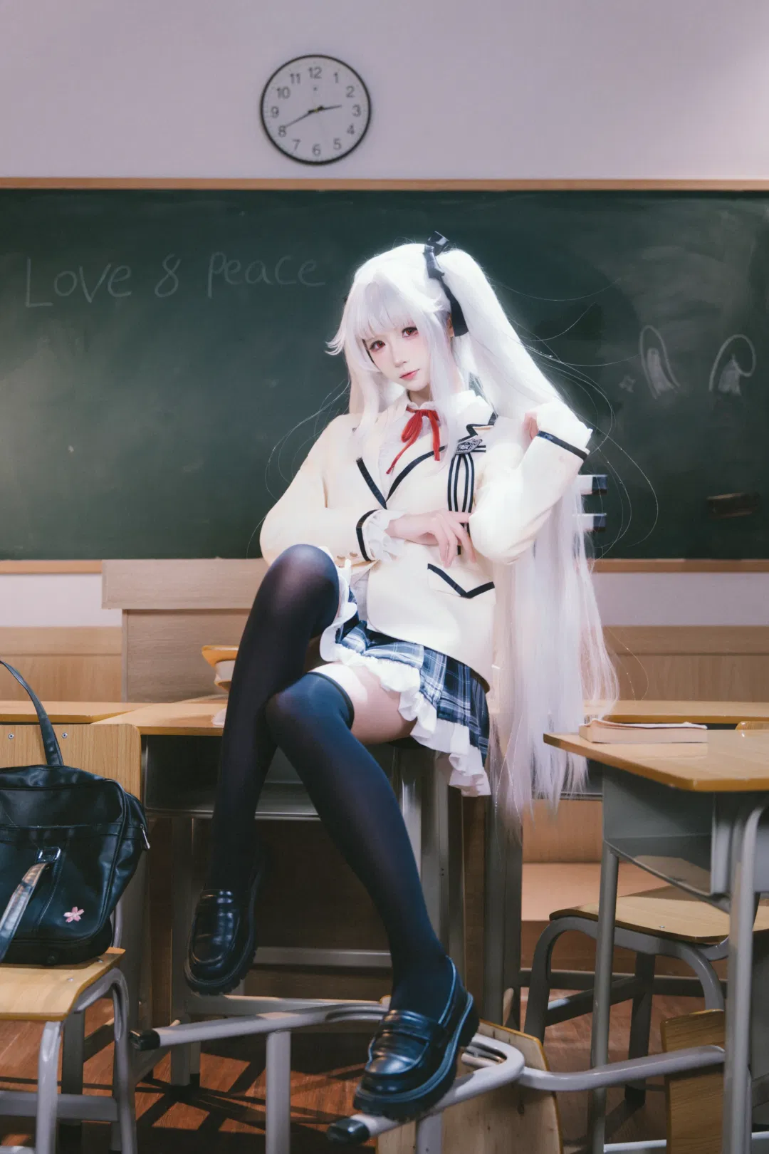 【篝之雾枝cos】美少女万华镜 教室里的银发制服少女