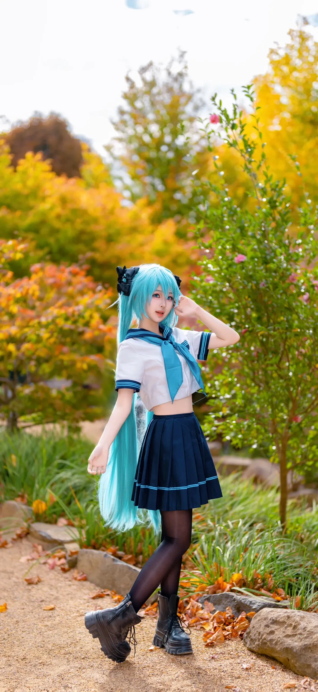 【初音未来cos】秋日花园里的水手服双马尾少女 - 第 1 张