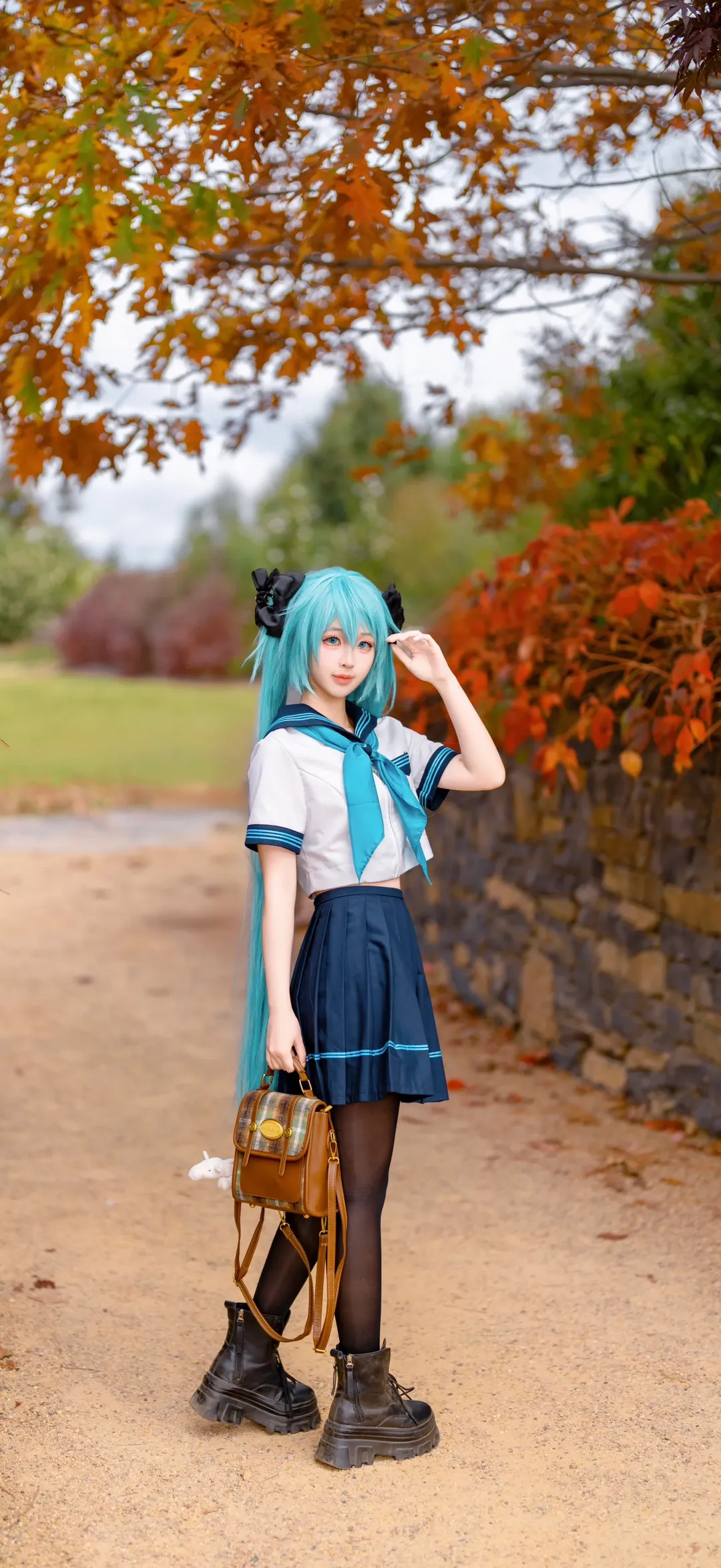 【初音未来cos】秋日花园里的水手服双马尾少女 - 第 2 张