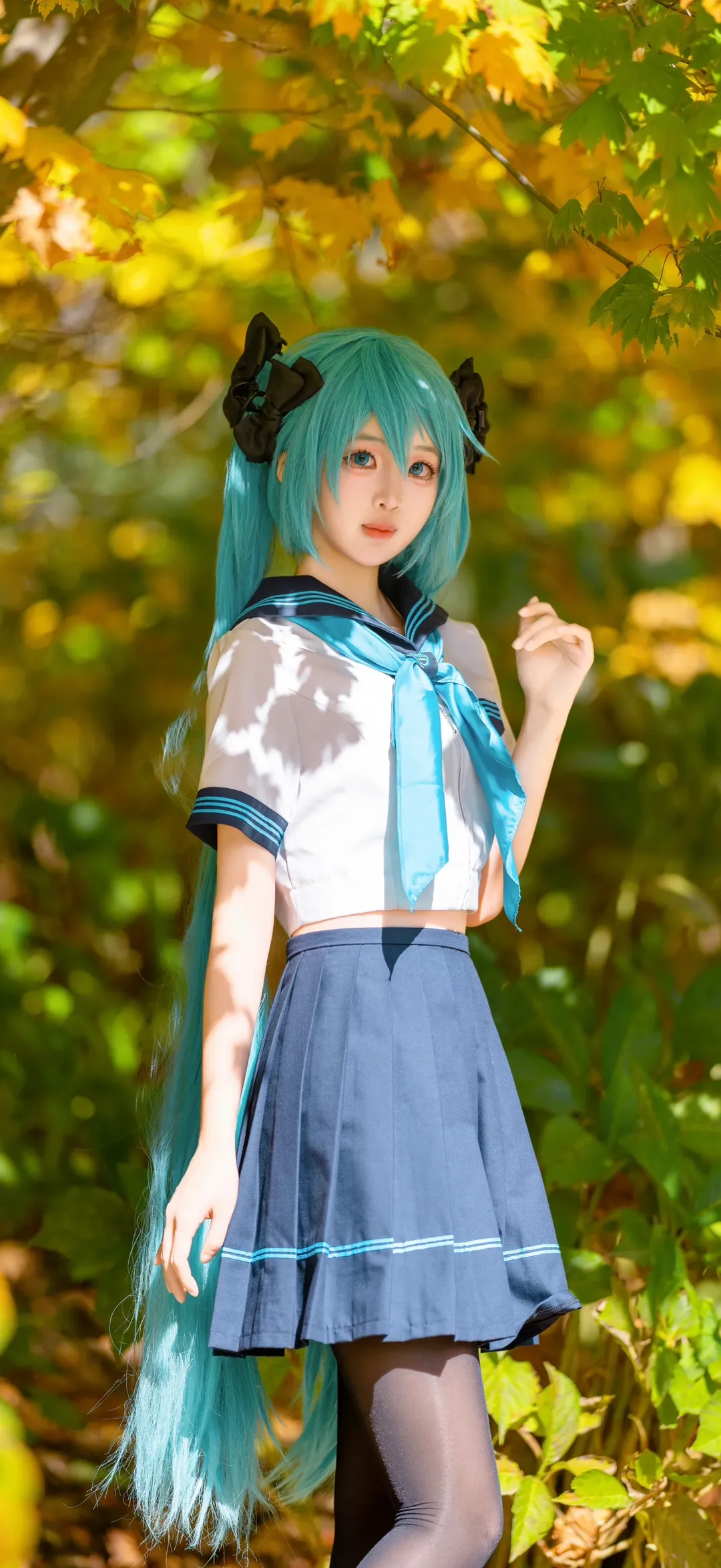 【初音未来cos】秋日花园里的水手服双马尾少女 - 第 3 张