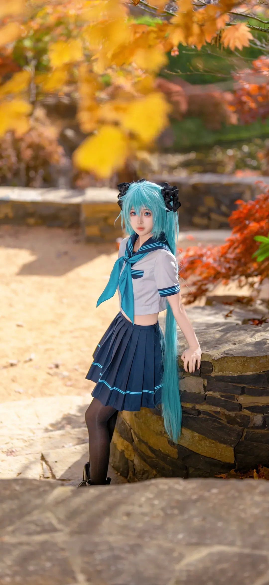 【初音未来cos】秋日花园里的水手服双马尾少女 - 第 4 张